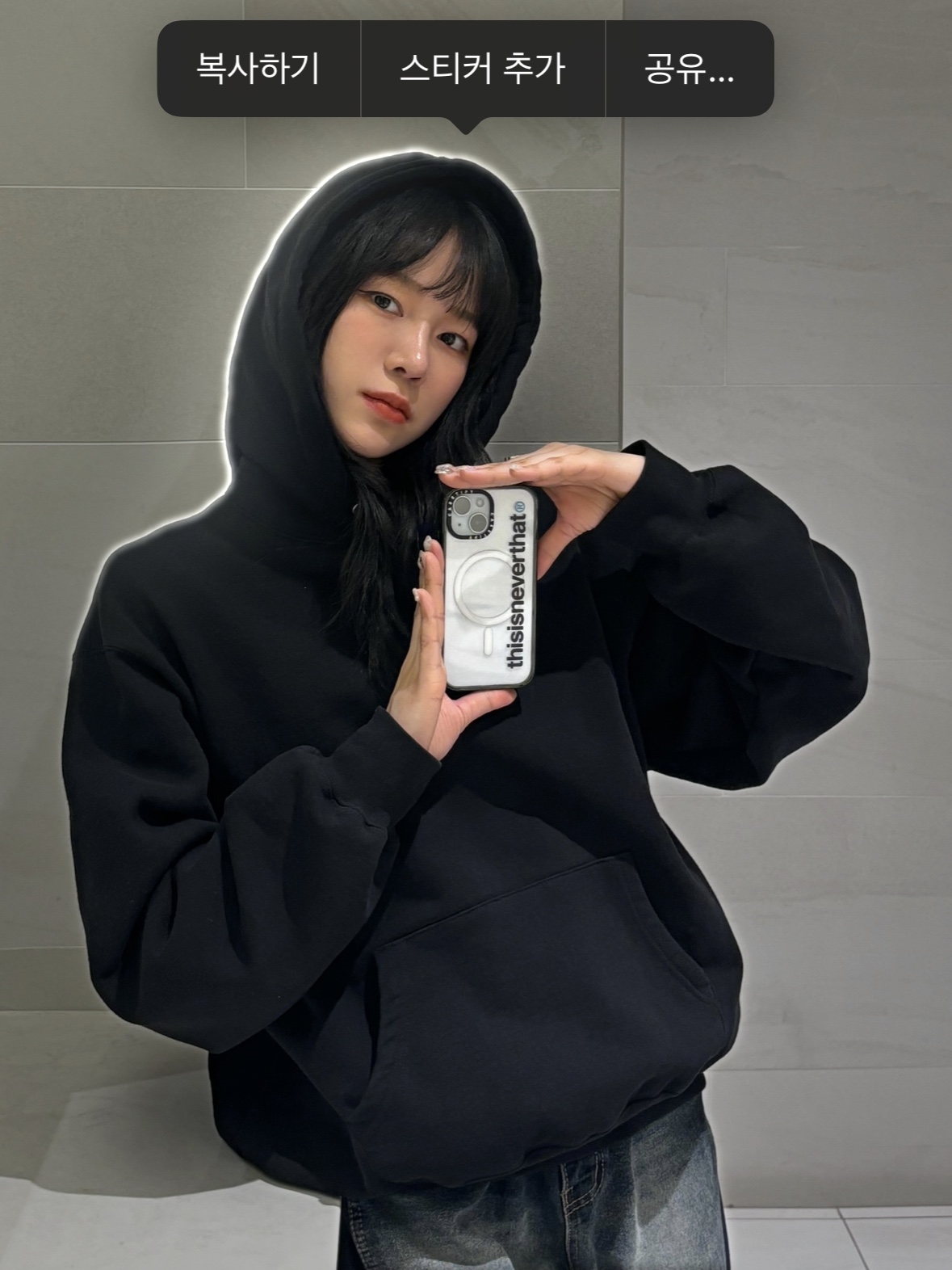 Casetify x Thisisneverthat iPhone Pink T-Logo MagSafe CaseClear Black 착용 스타일 - 5