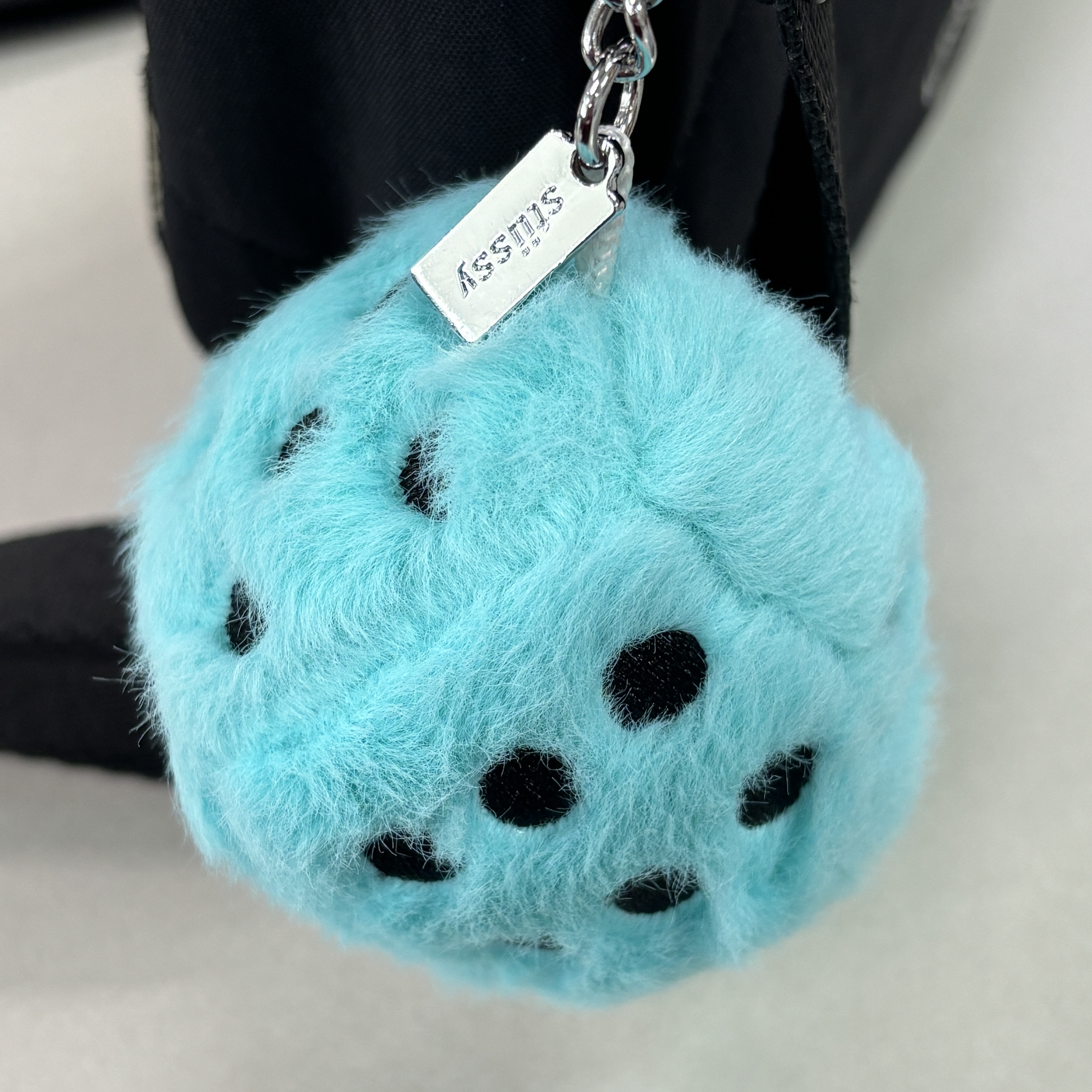 Stussy Fuzzy Dice Keychain Teal 착용 스타일