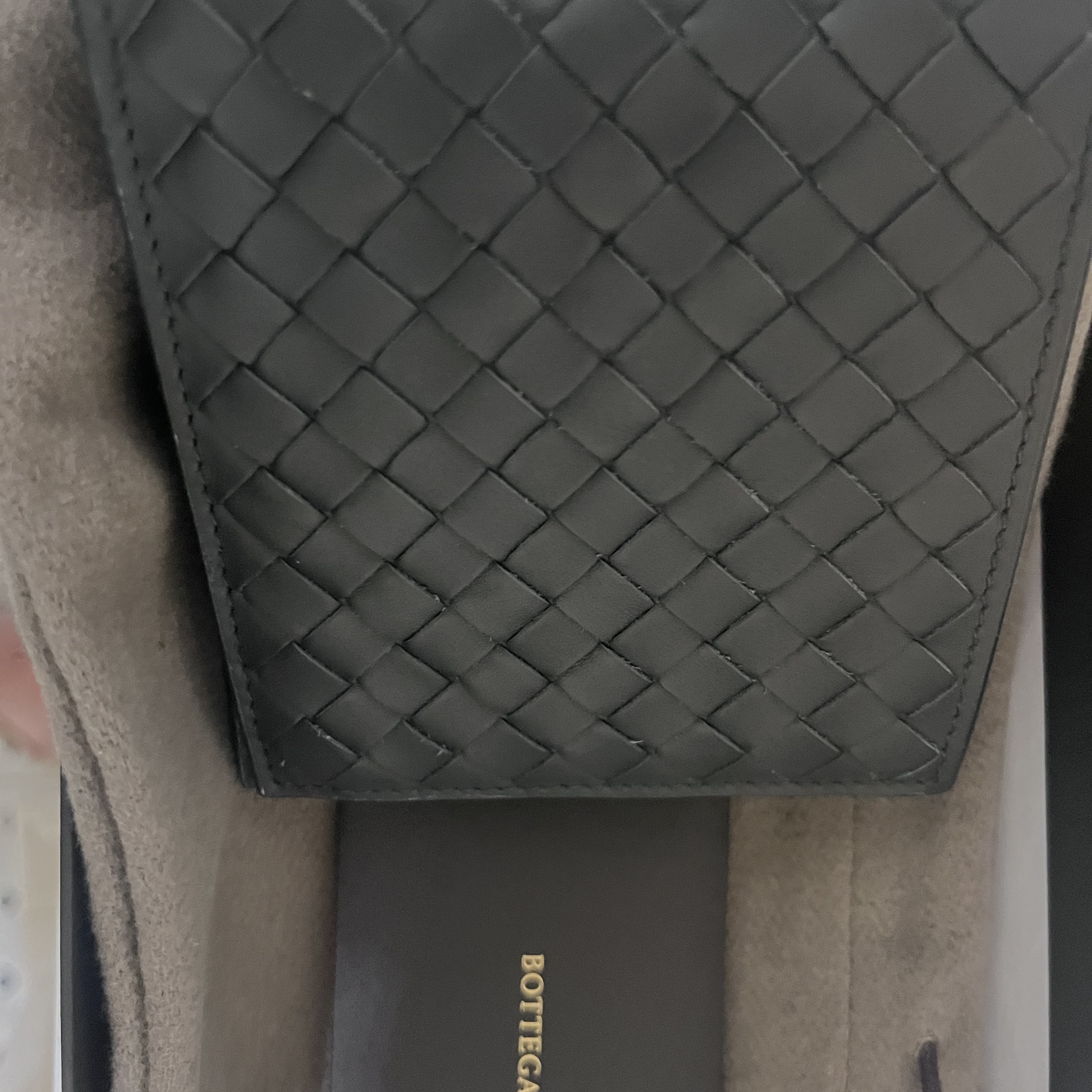 Bottega Veneta Bi-Fold Wallet Dark Grey, Bottega Veneta Bi-Fold Wallet Black 착용 스타일