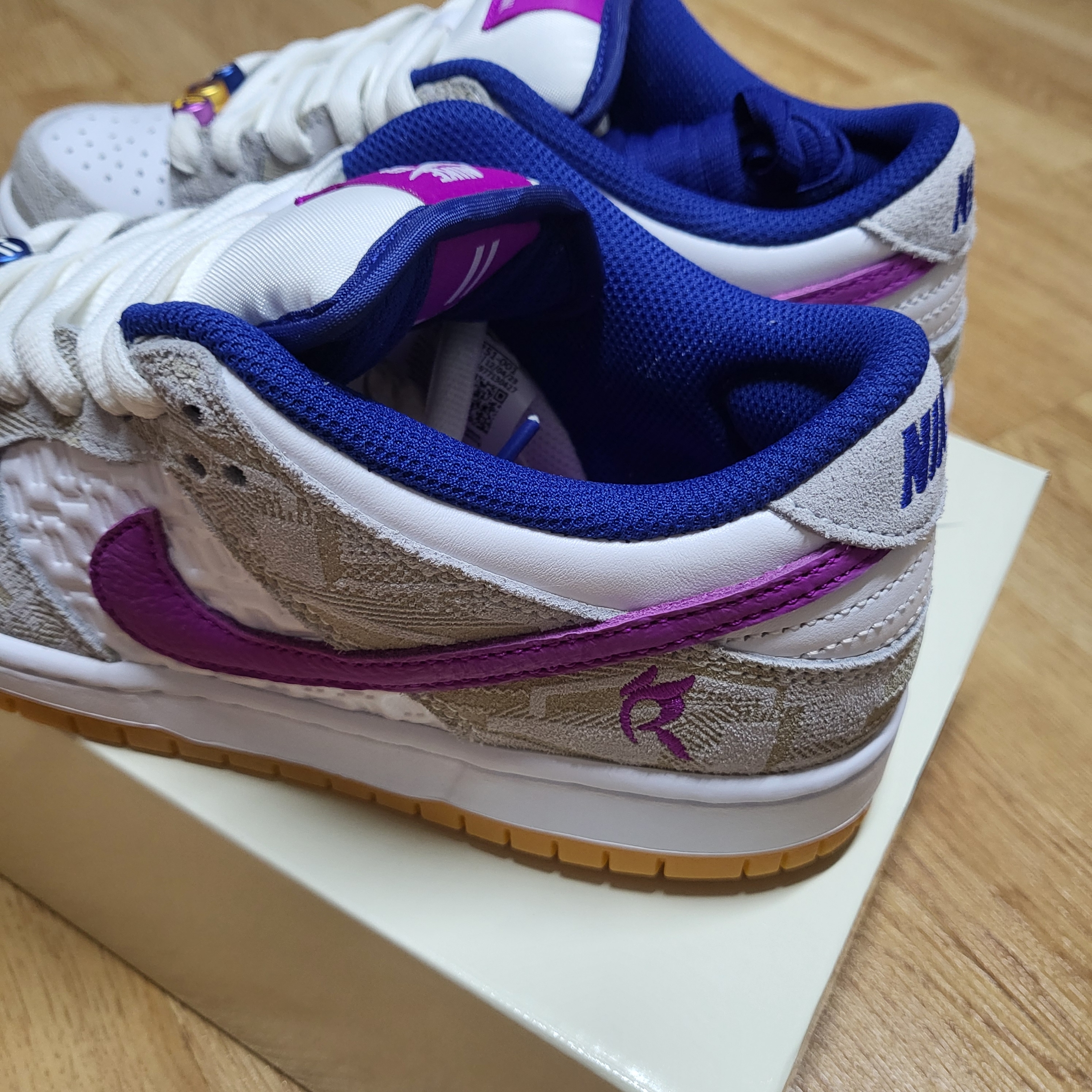 Nike x Rayssa Leal SB Dunk Low PRM Pure Platinum Vivid Purple 착용 스타일 - 4