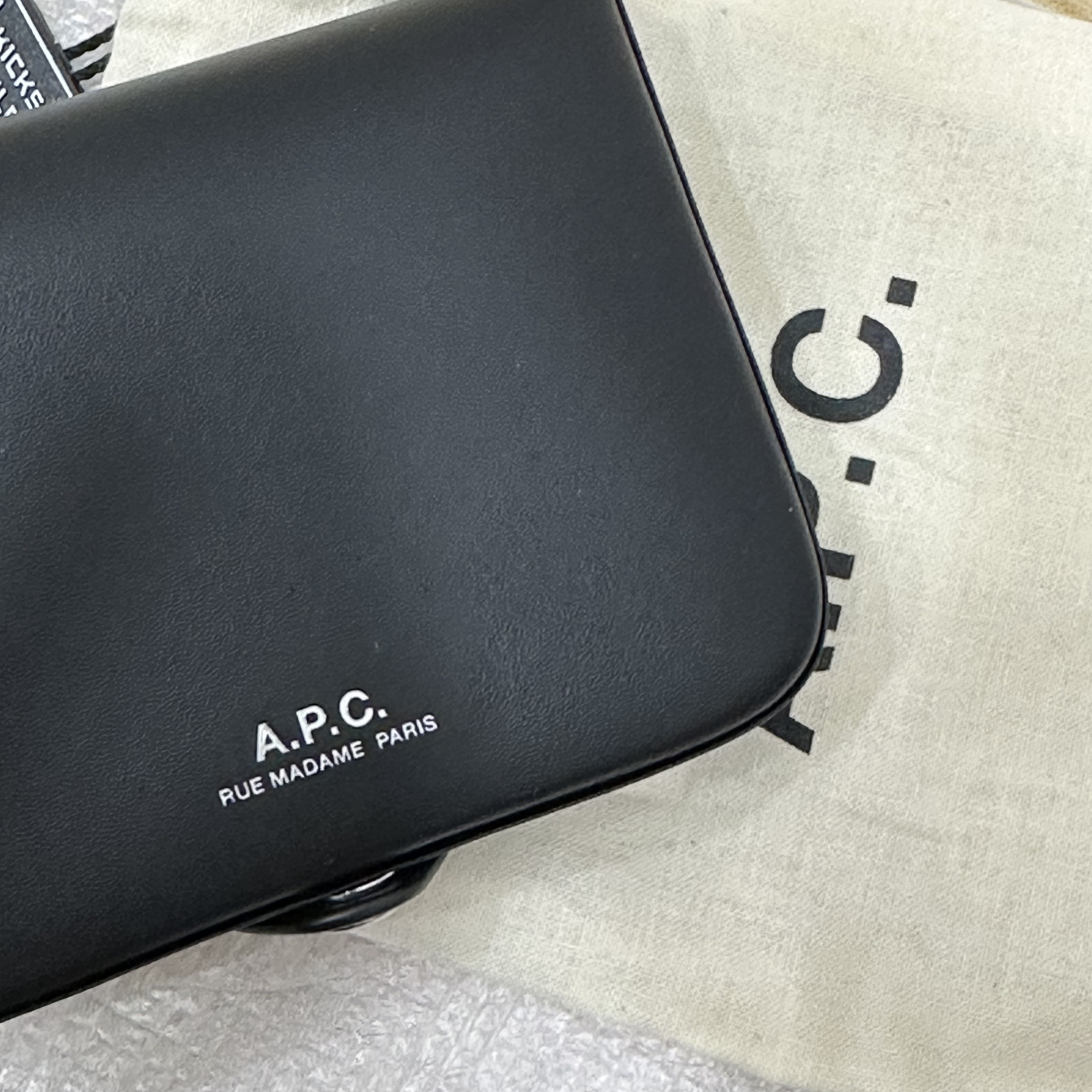 A.P.C. Josh Coin Purse Black 착용 스타일