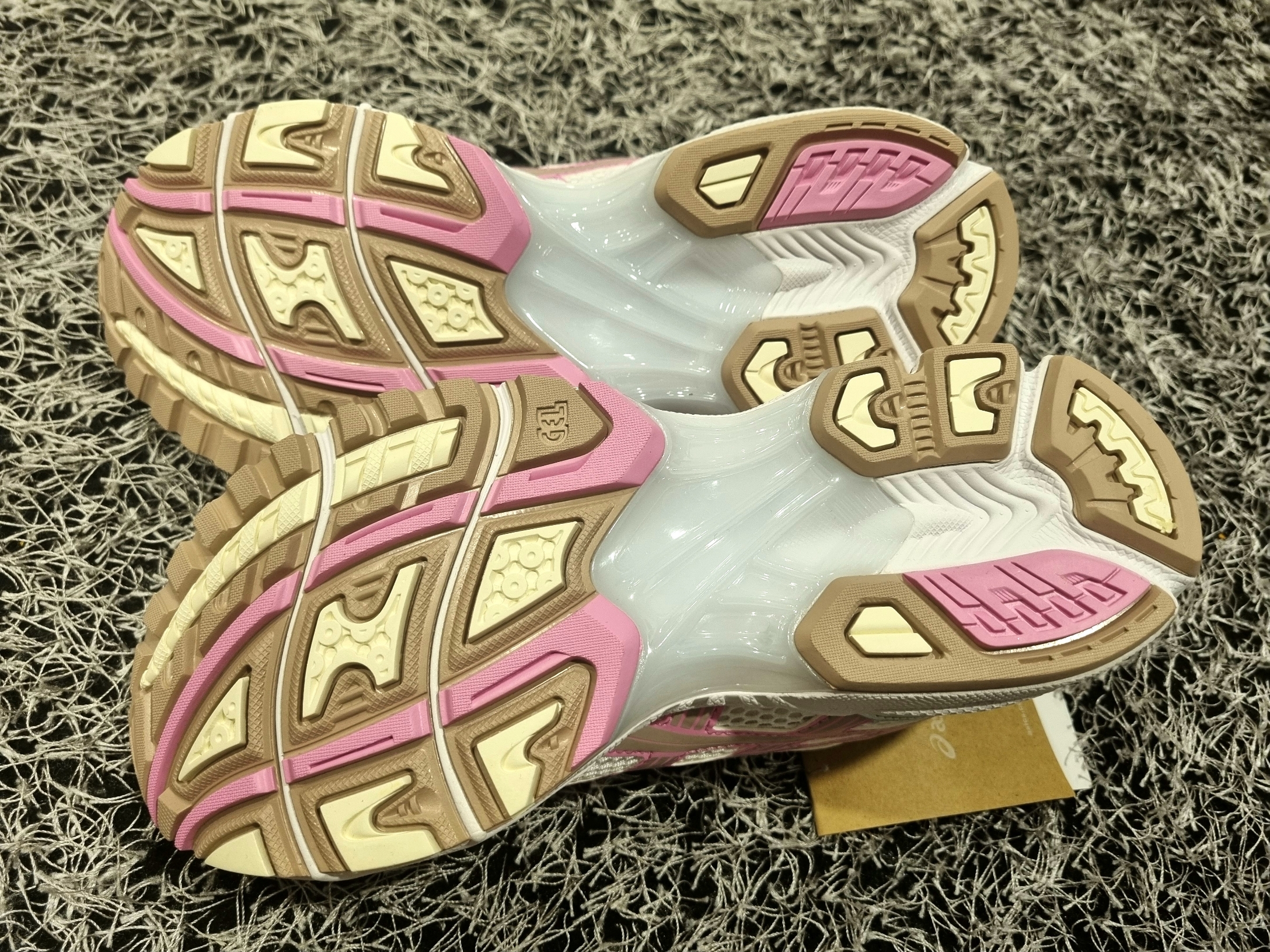 Asics Unlimited Gel-Kayano 14 White Fawn 착용 스타일 - 5