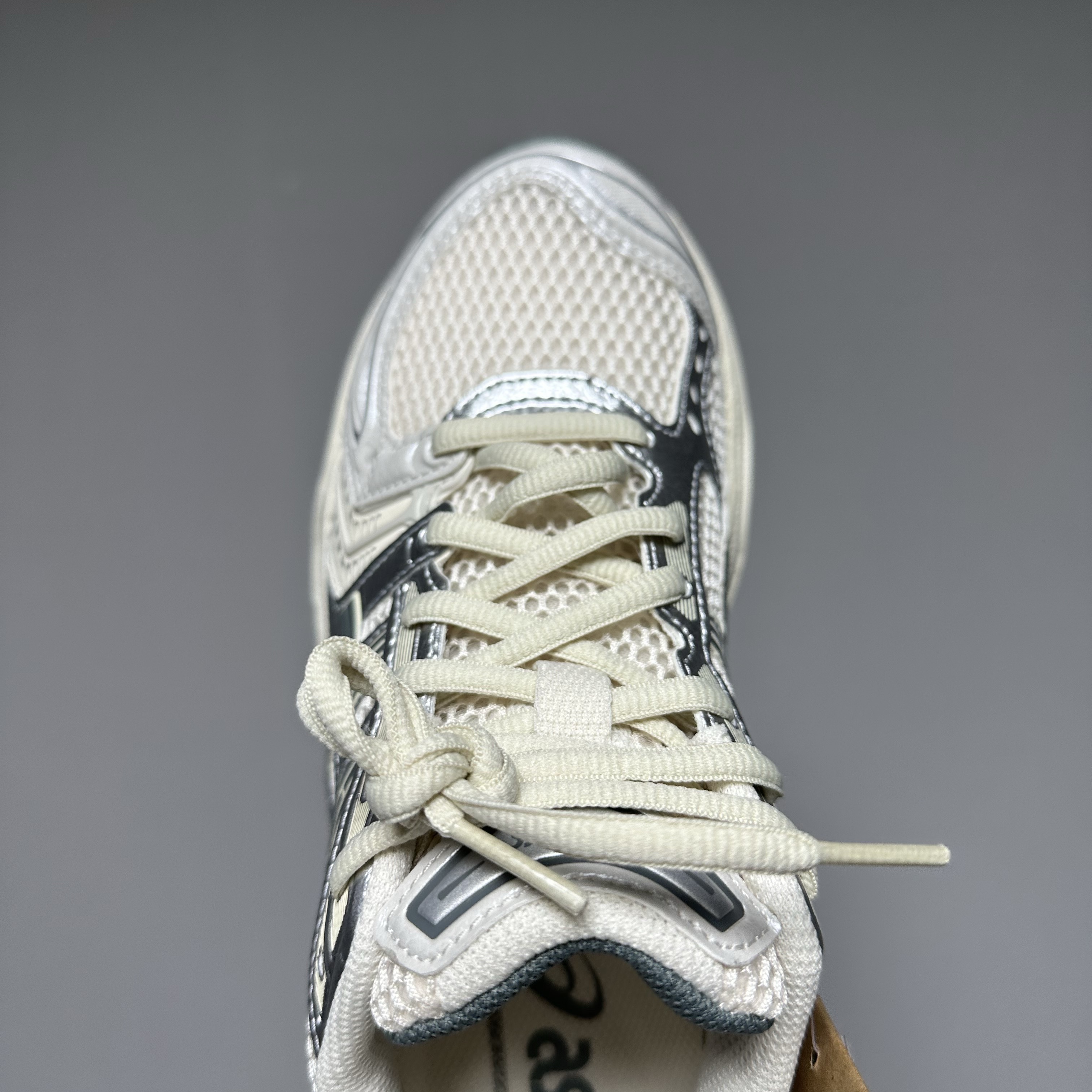 Asics Gel-Kayano 14 Birch Dark Pewter 착용 스타일 - 2