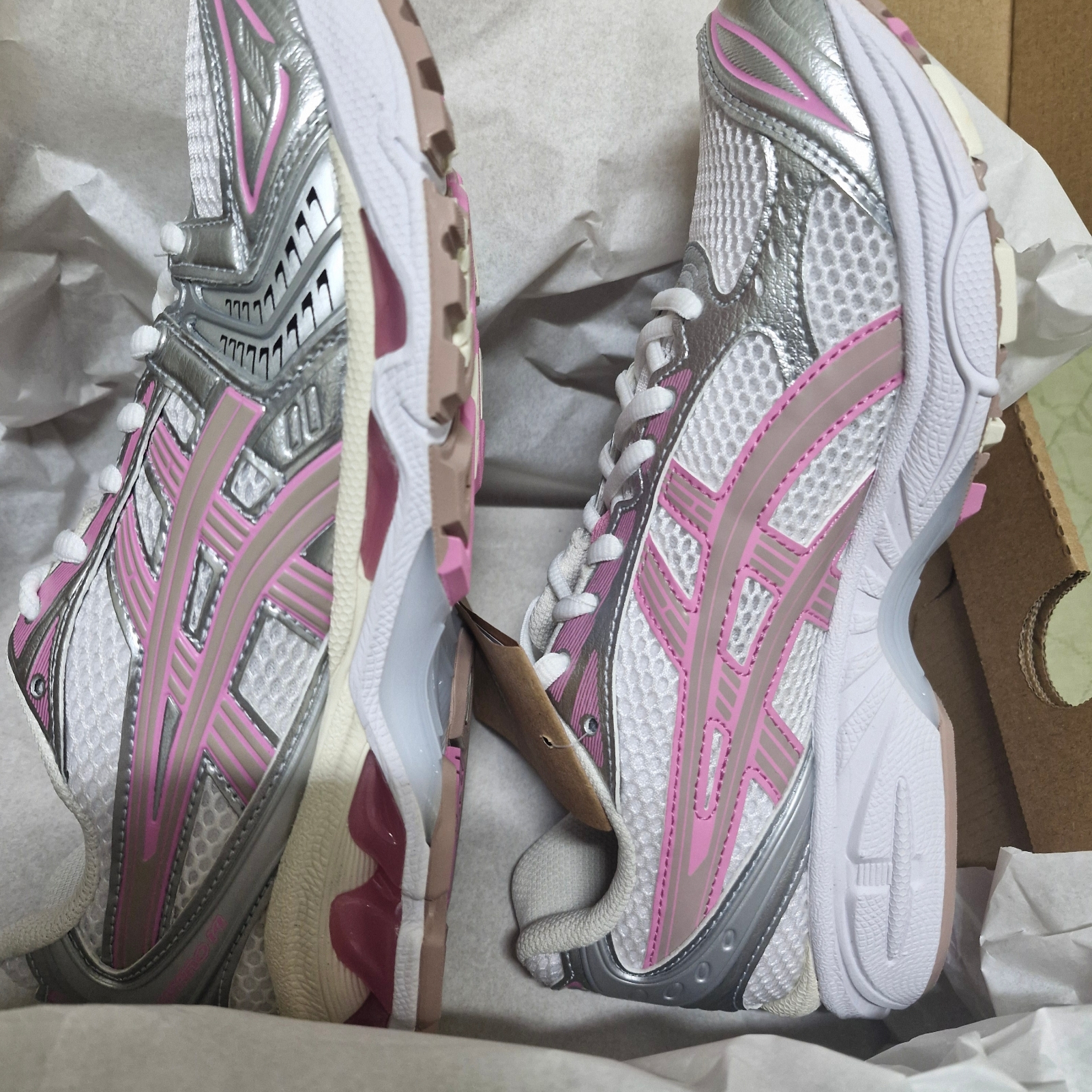 Asics Unlimited Gel-Kayano 14 White Fawn 착용 스타일 - 3