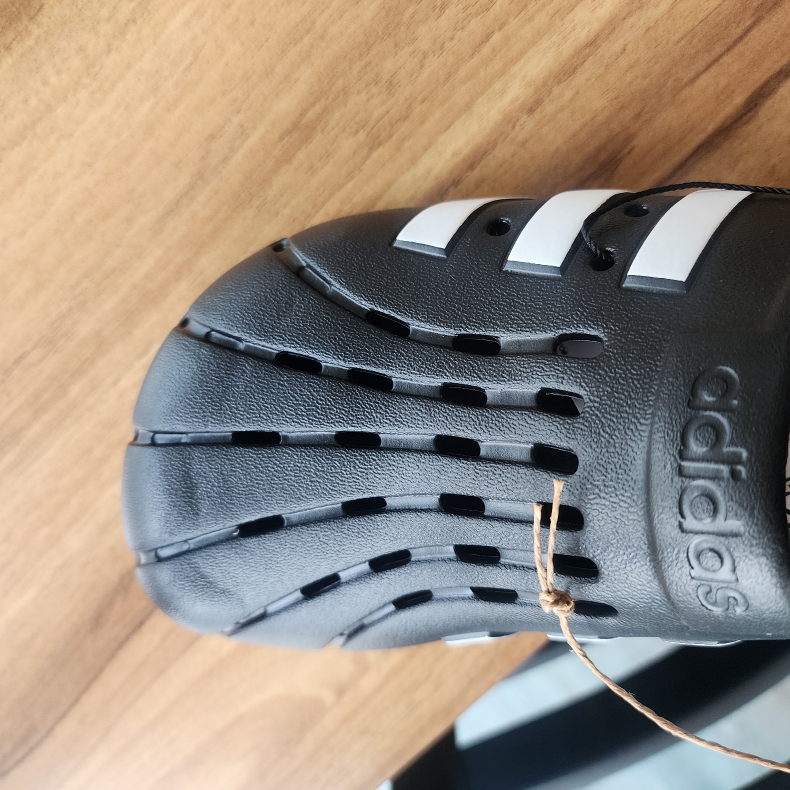 Adidas Adilette Clog Black White 착용 스타일 - 1