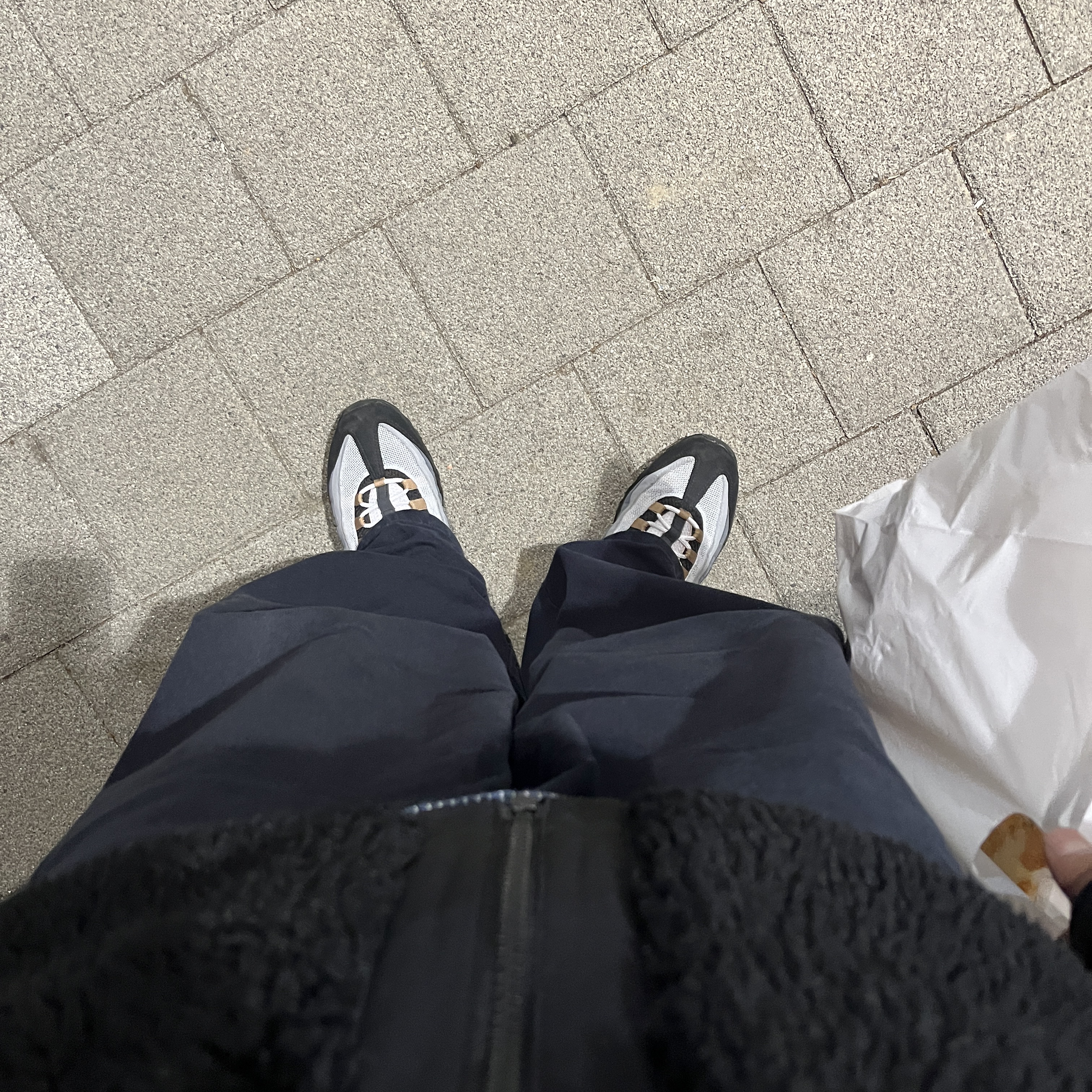Nike Air Max 95 Wolf Grey Yellow Strike 착용 스타일
