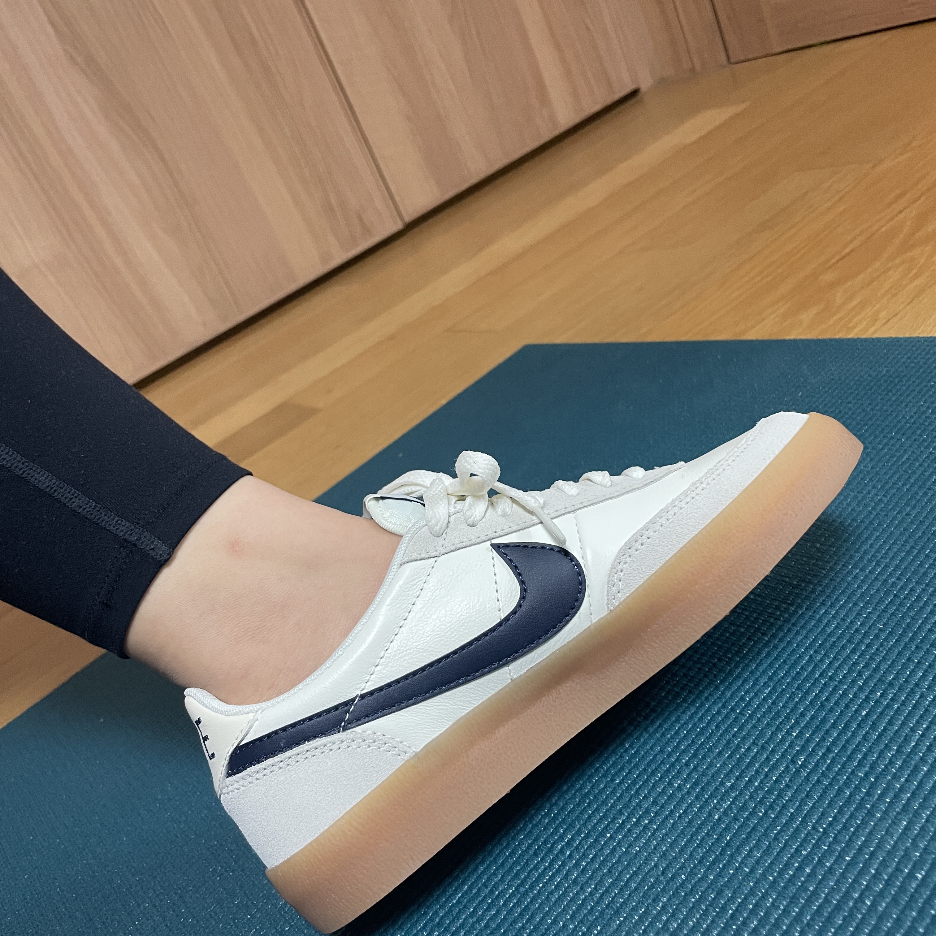 (W) Nike Killshot 2 Sail Midnight Navy 착용 스타일 - 2