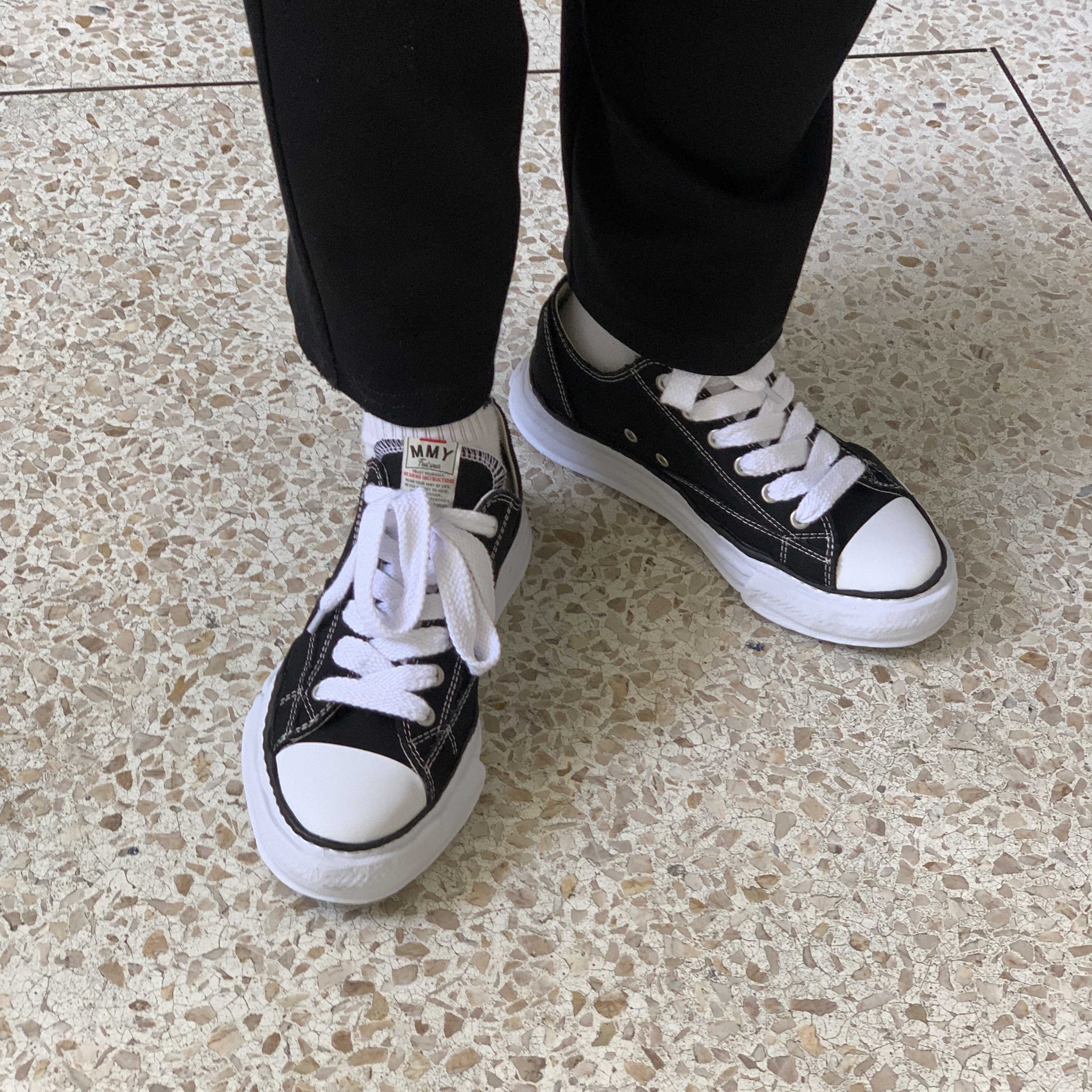 Maison Mihara Yasuhiro Peterson OG Sole Canvas Low Sneakers Black 착용 스타일