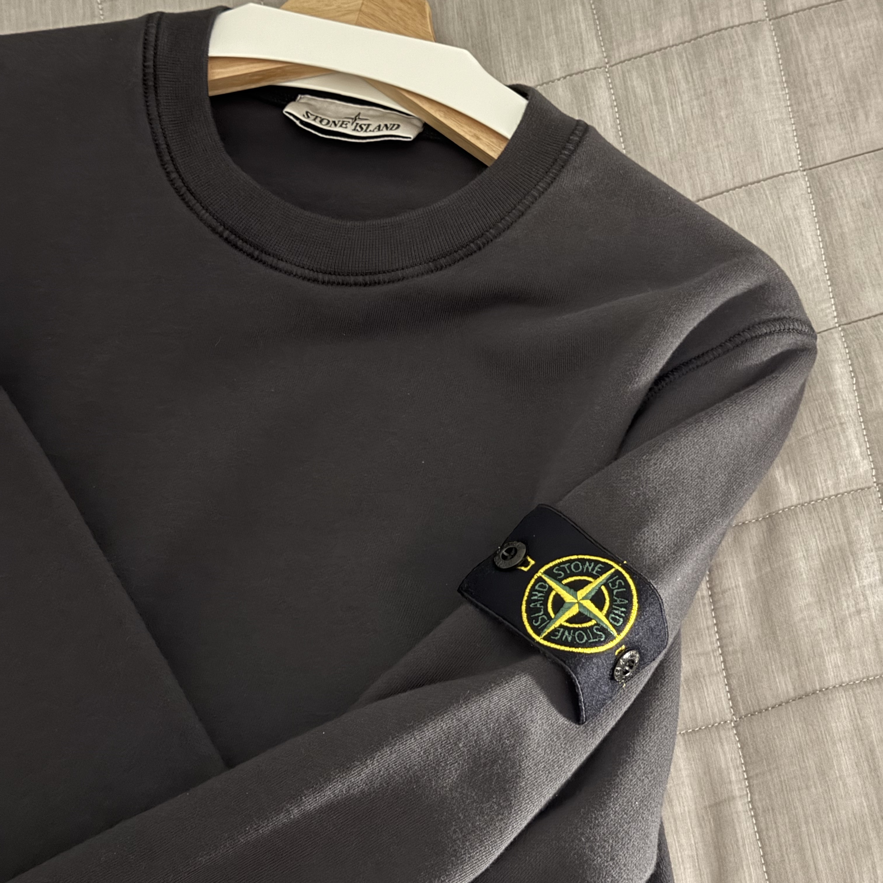 Stone Island 63051 Cotton Fleece Garment Dyed Sweatshirt Dark Grey - 23SS 착용 스타일