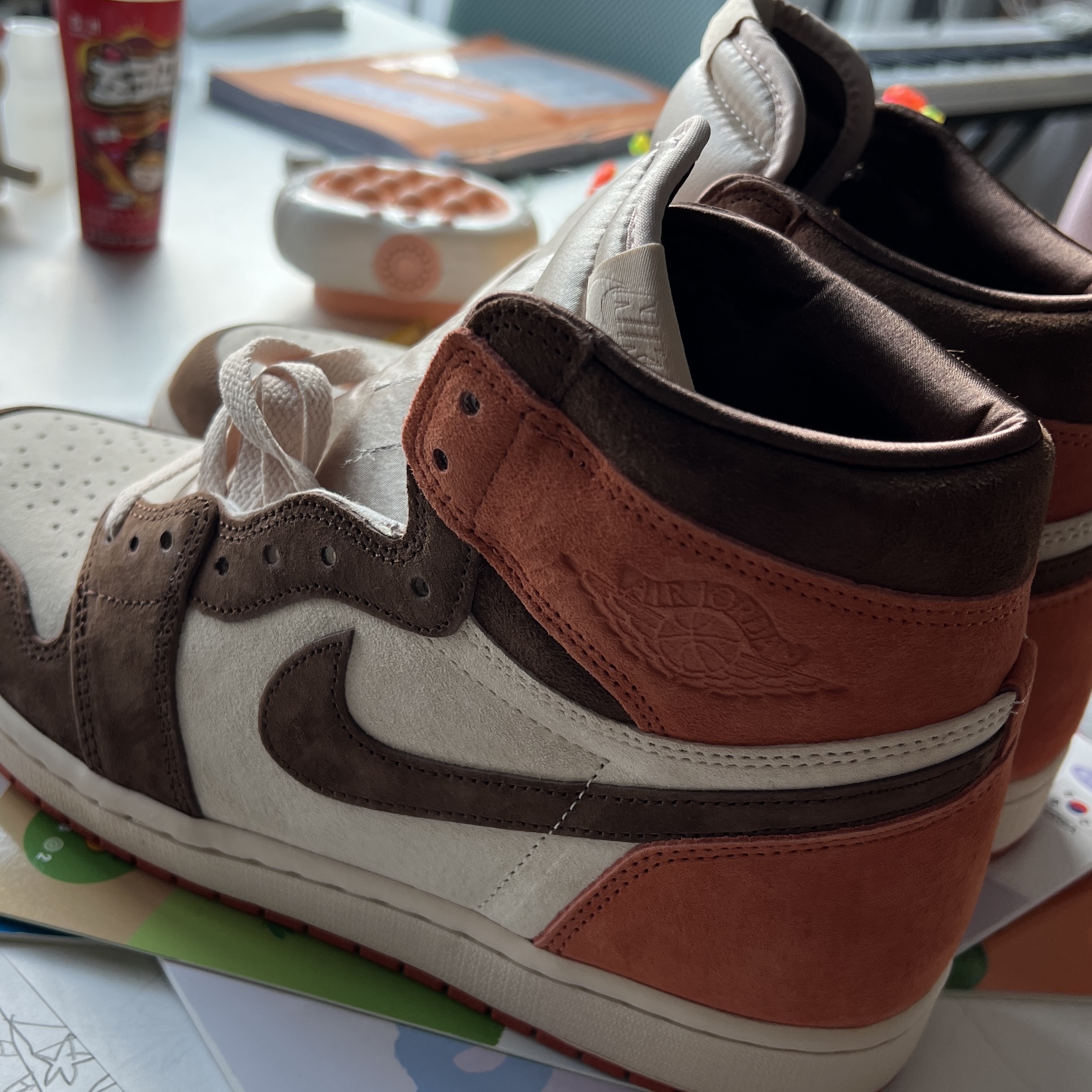 (W) Jordan 1 Retro High OG SP Cacao Wow Sanddrift 착용 스타일 - 3