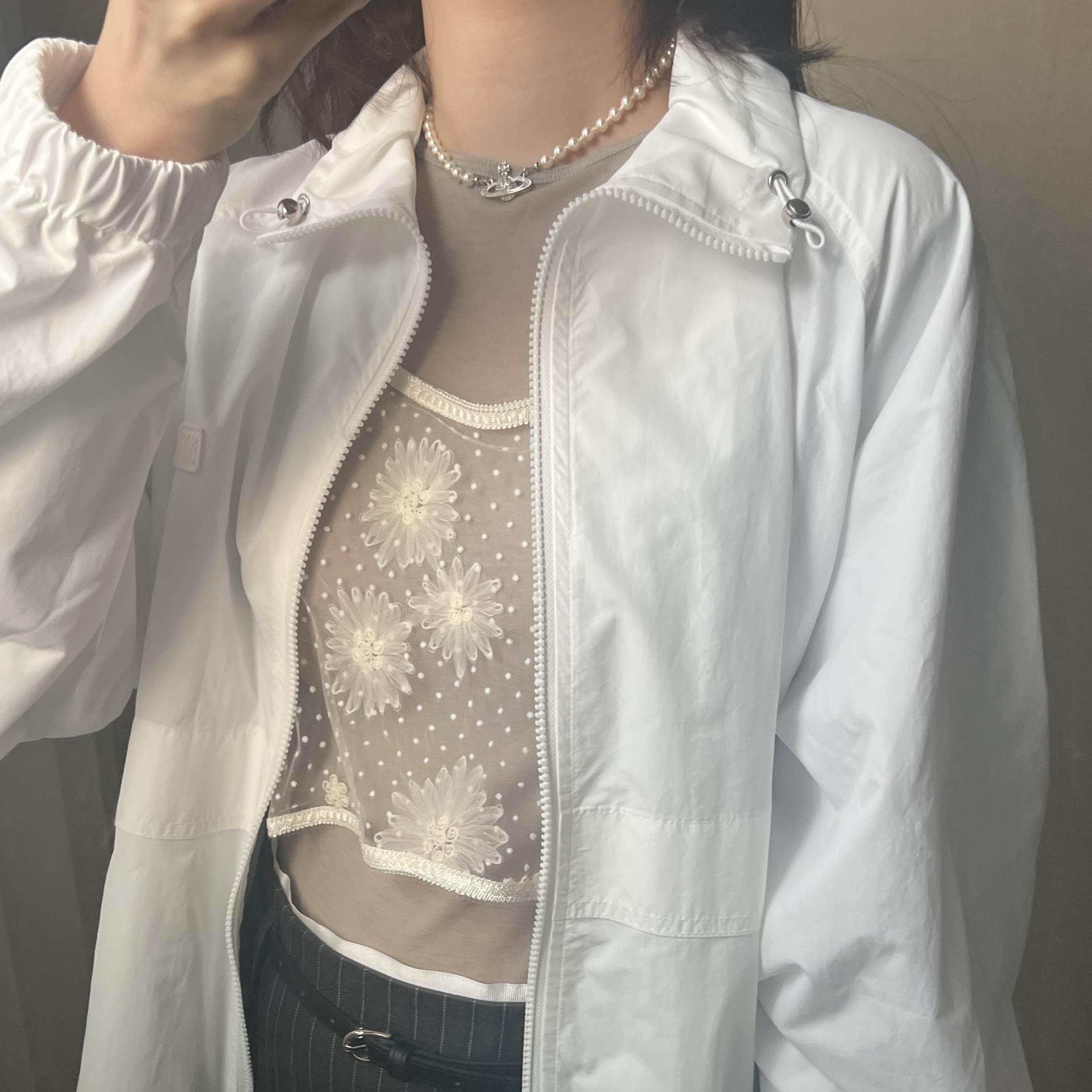 Vivienne Westwood Mini Bas Relief Choker Silver, Lemaire Medium Croissant Bag Soft Nappa Leather Dark Chocolate 착용 스타일 - 2