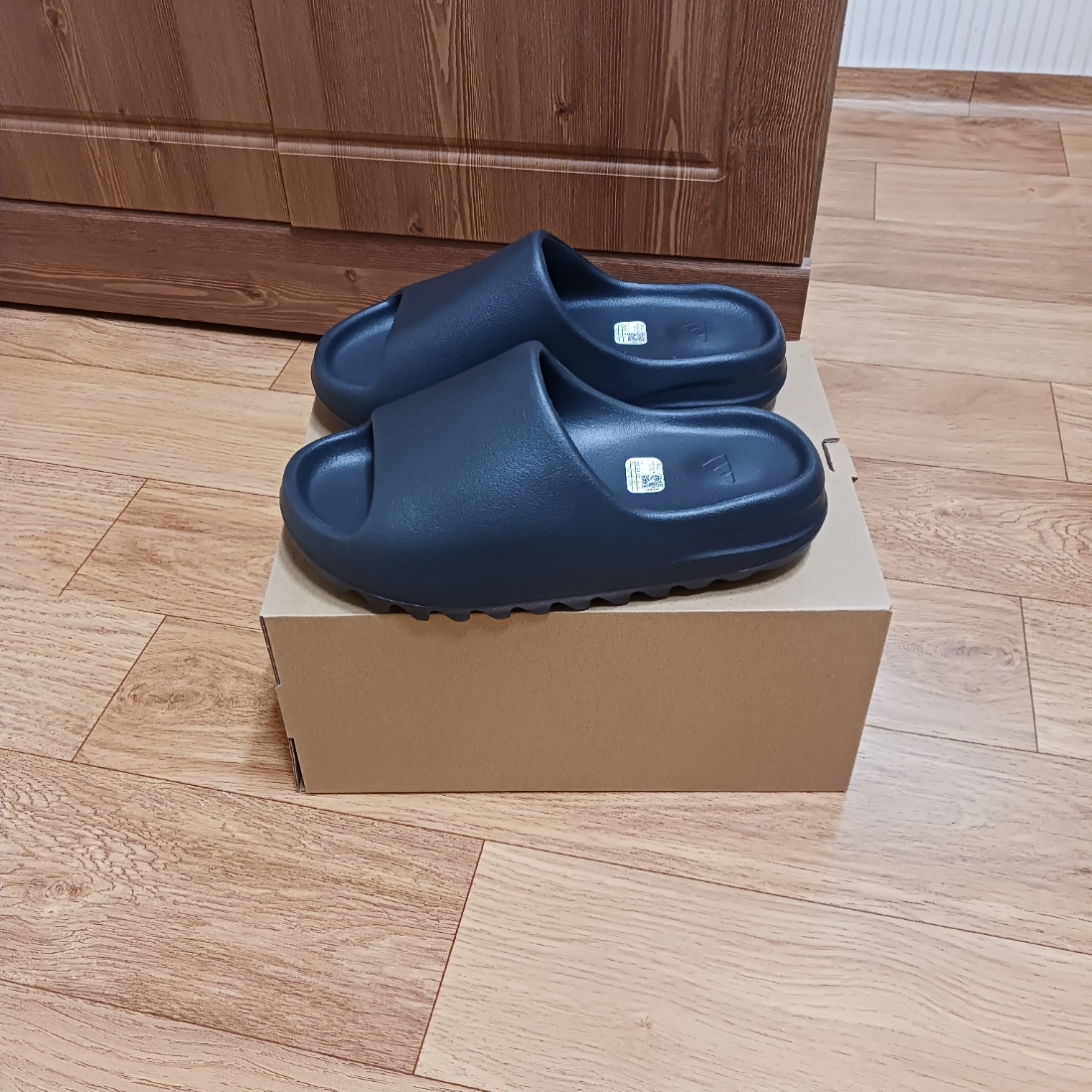 Adidas Yeezy Slide Onyx, Adidas Yeezy Slide Salt 착용 스타일 - 1