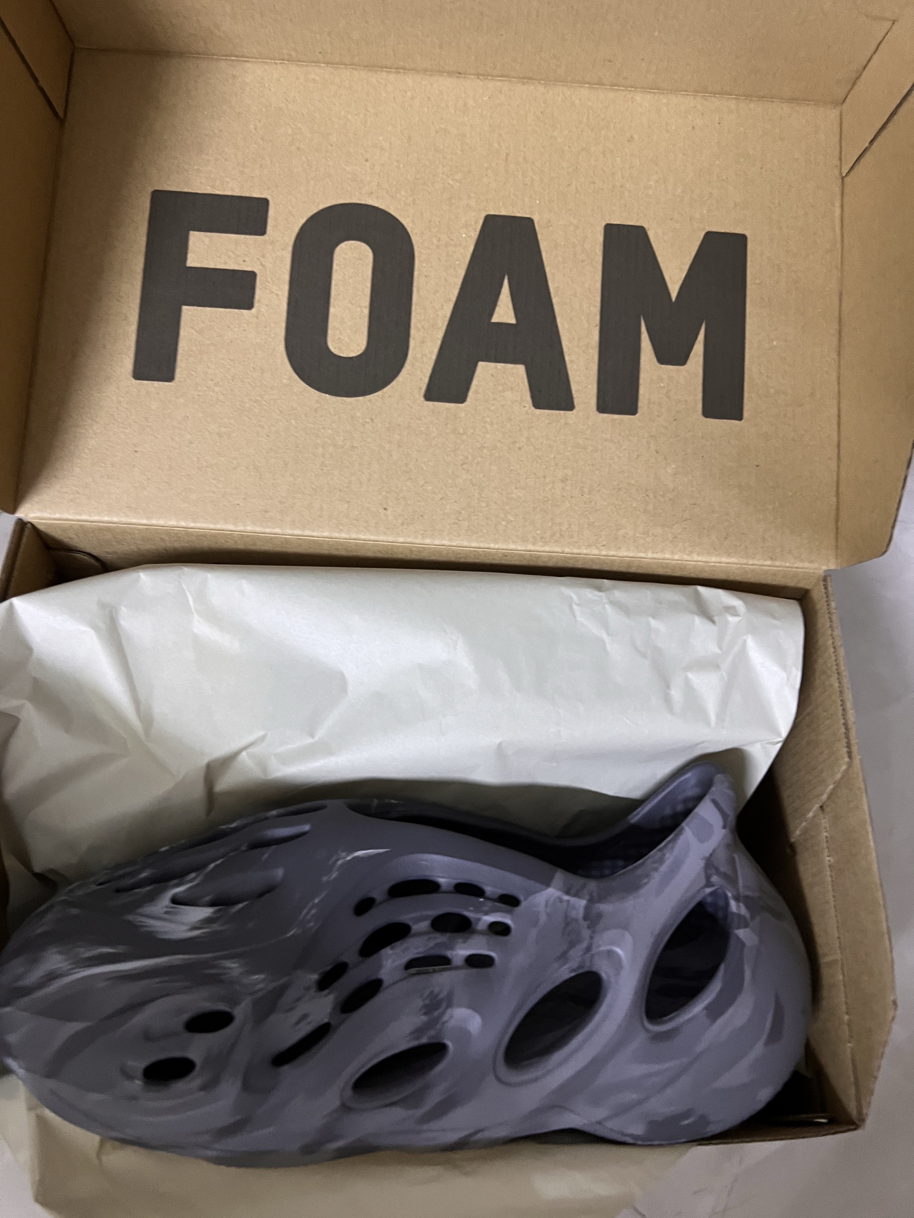 Adidas Yeezy Foam RNNR MX Granite 착용 스타일