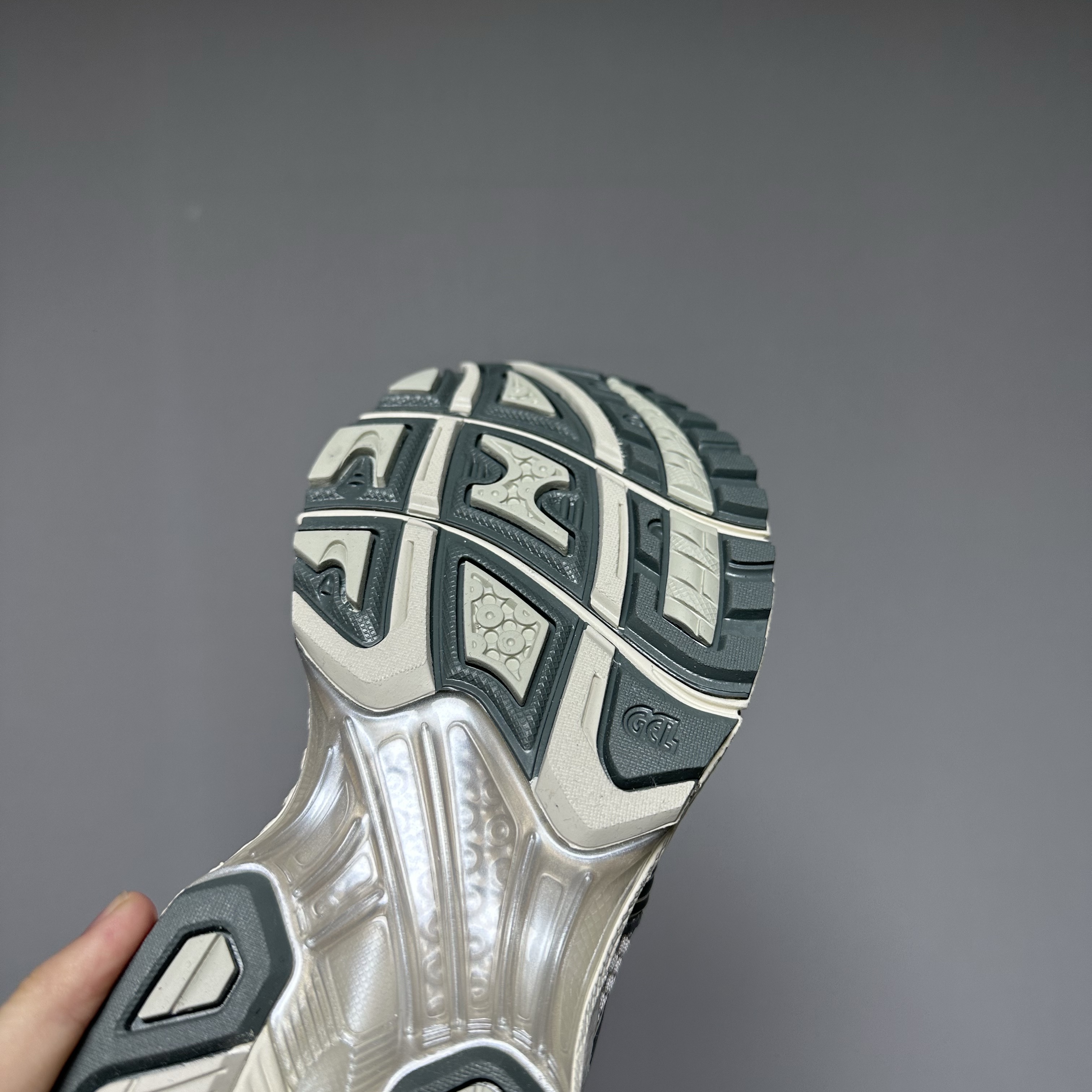 Asics Gel-Kayano 14 Birch Dark Pewter 착용 스타일 - 3