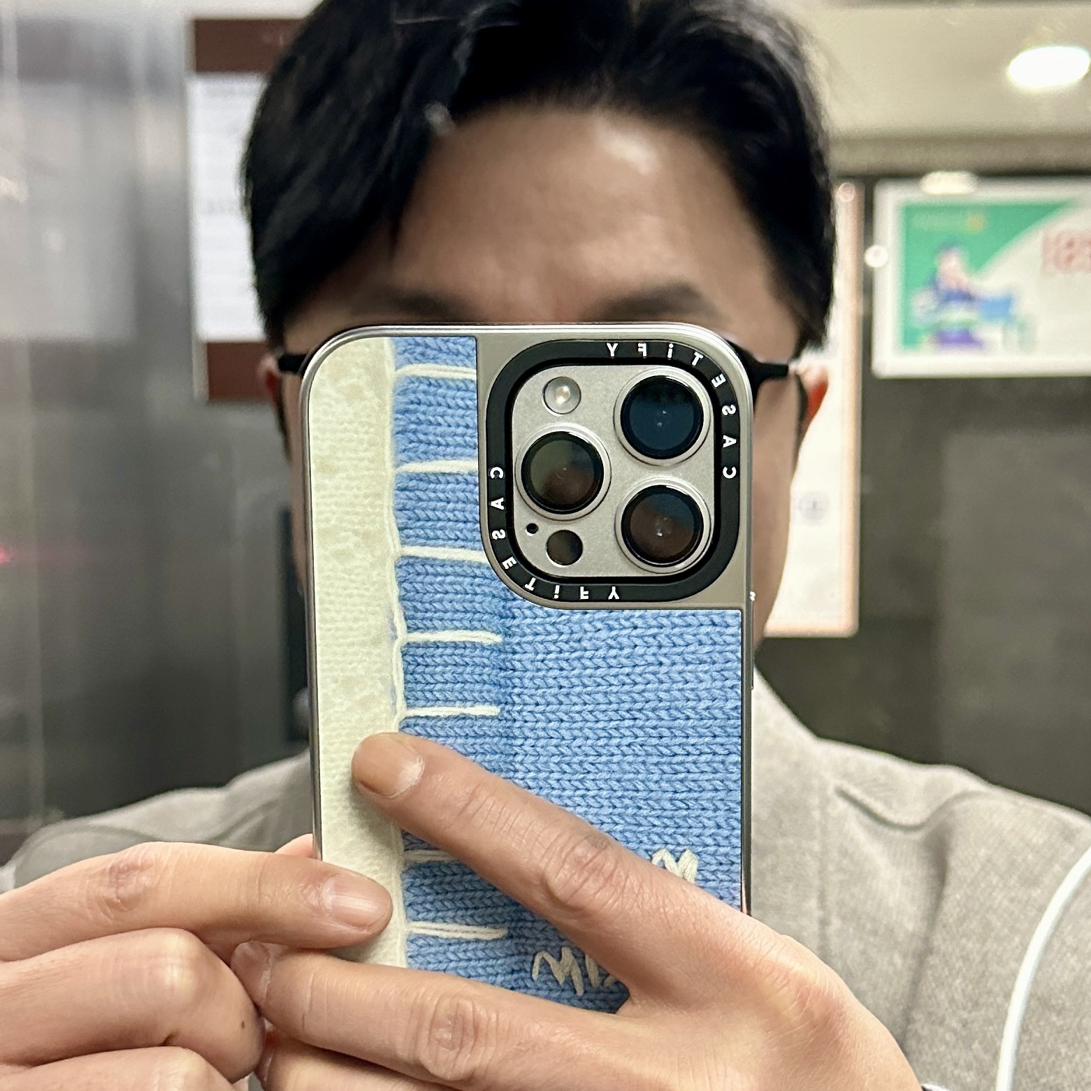 Casetify x Matin Kim iPhone Knit Magsafe Mirror Case Silver 착용 스타일 - 2