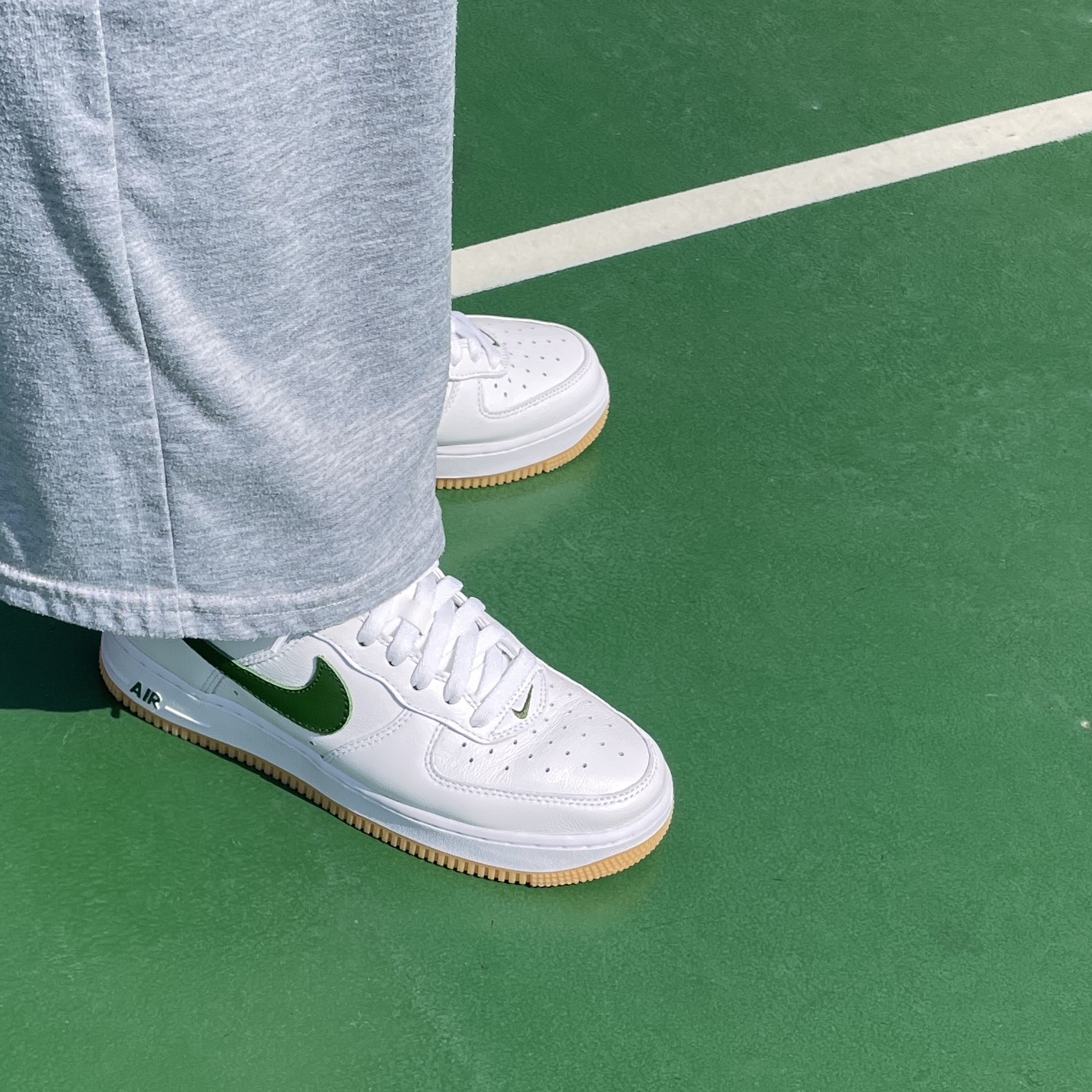 Nike Air Force 1 Low Retro Color of the Month White Forest Green 착용 스타일 - 1