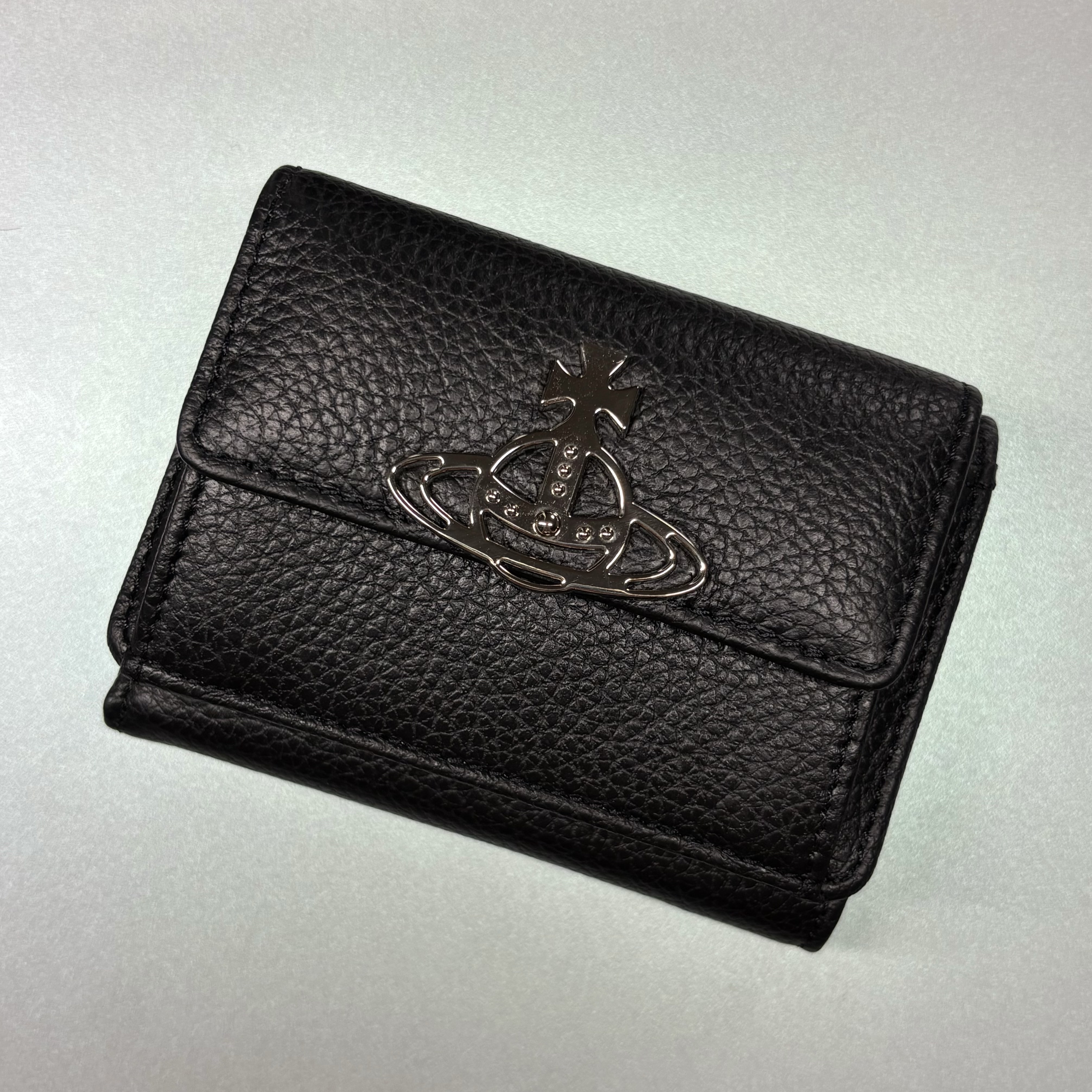 Vivienne Westwood Grain Leather Small Flap Purse Black 착용 스타일
