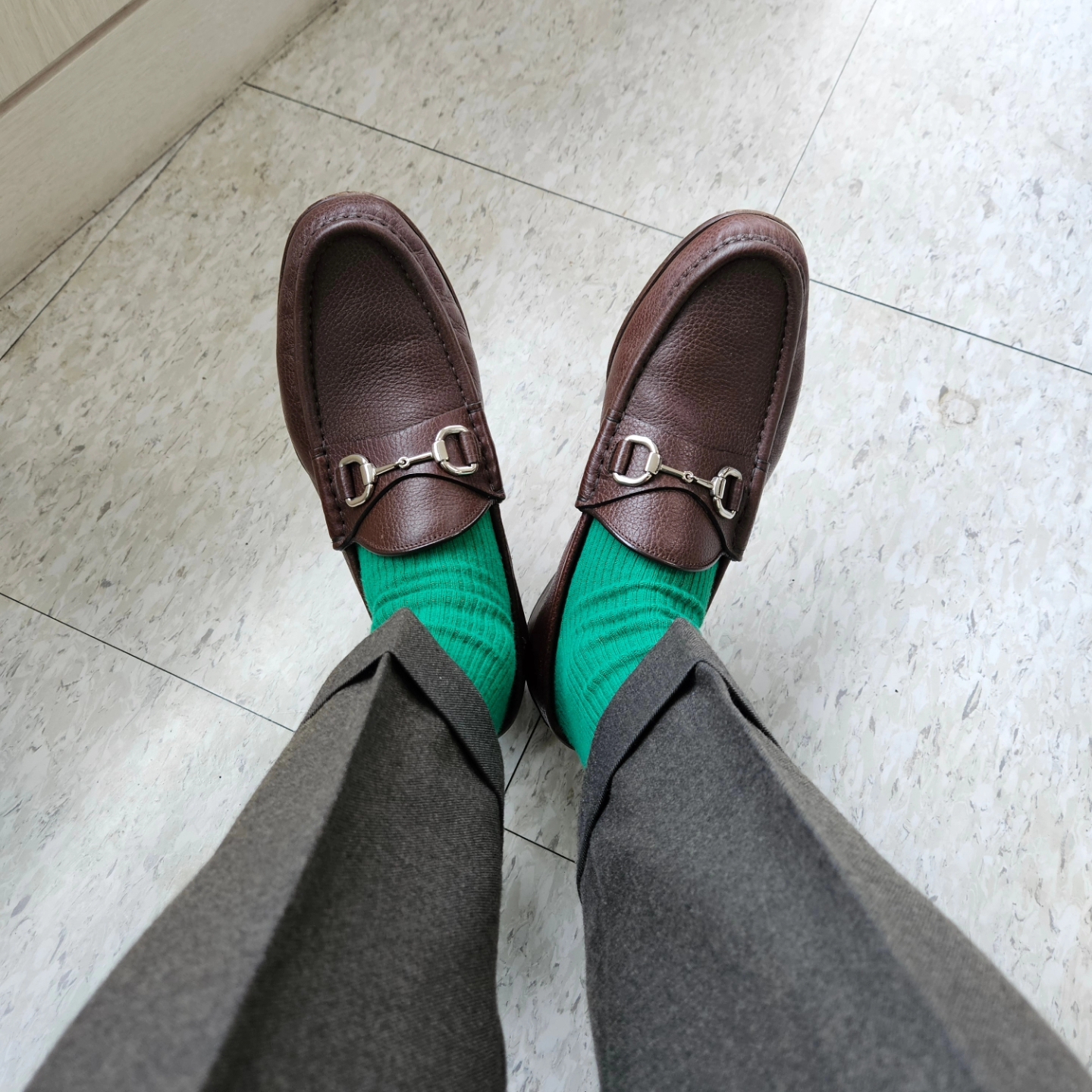 Hermes Maillons En Vogue Tie Ciel Ciel Foncé Ciel Clair, Gucci Loafer with Horsebit Brown Leather 착용 스타일 - 6