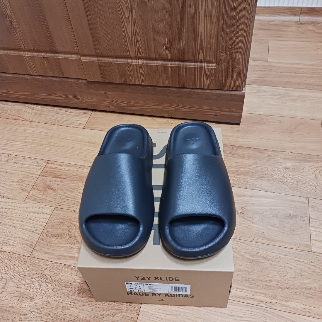 Adidas Yeezy Slide Onyx, Adidas Yeezy Slide Salt 착용 스타일 - 2
