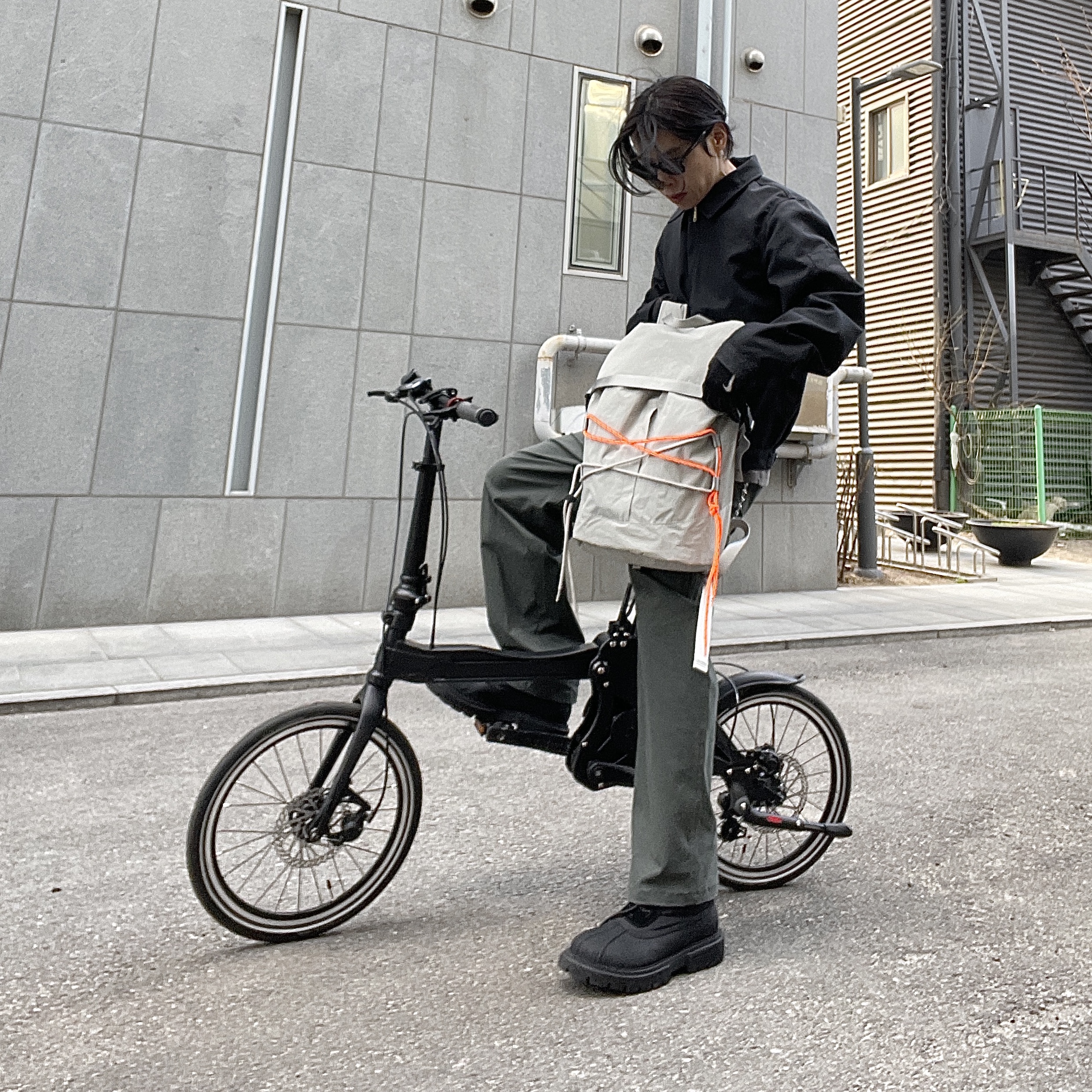 Gentle Monster x Maison Margiela MM007 Black Black, Dickies Unlined Eisenhower Jacket Regular Black 착용 스타일 - 3