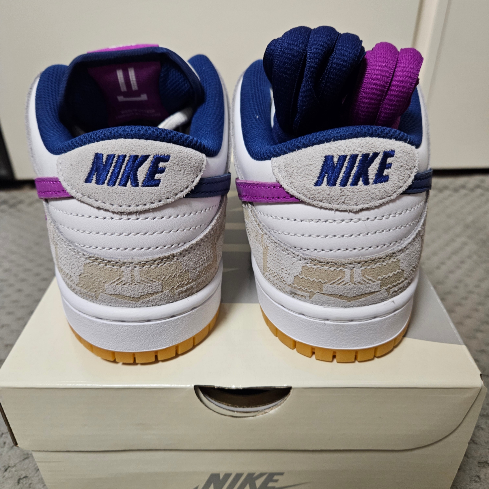 Nike x Rayssa Leal SB Dunk Low PRM Pure Platinum Vivid Purple 착용 스타일 - 3