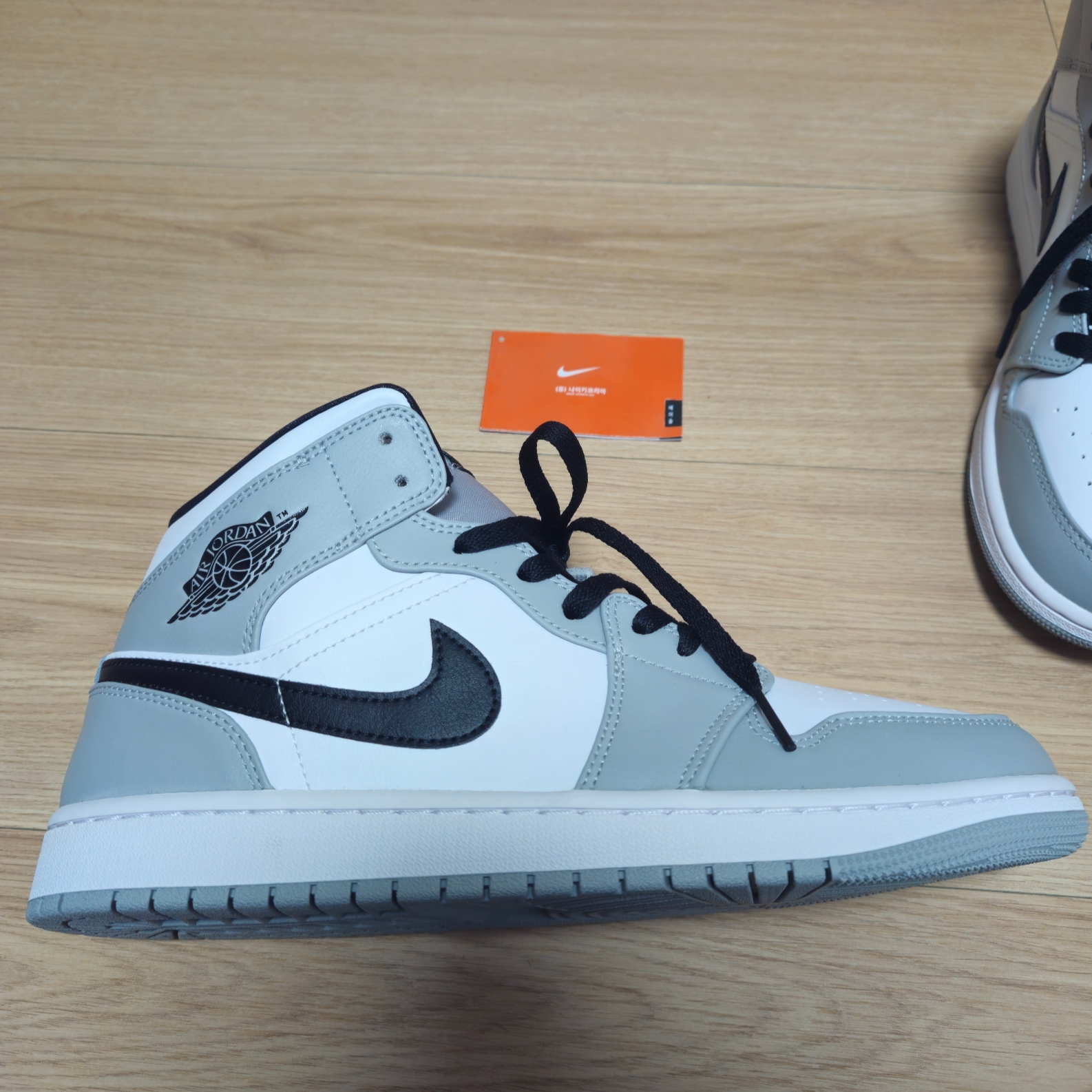 Jordan 1 Mid Light Smoke Grey 착용 스타일 - 2