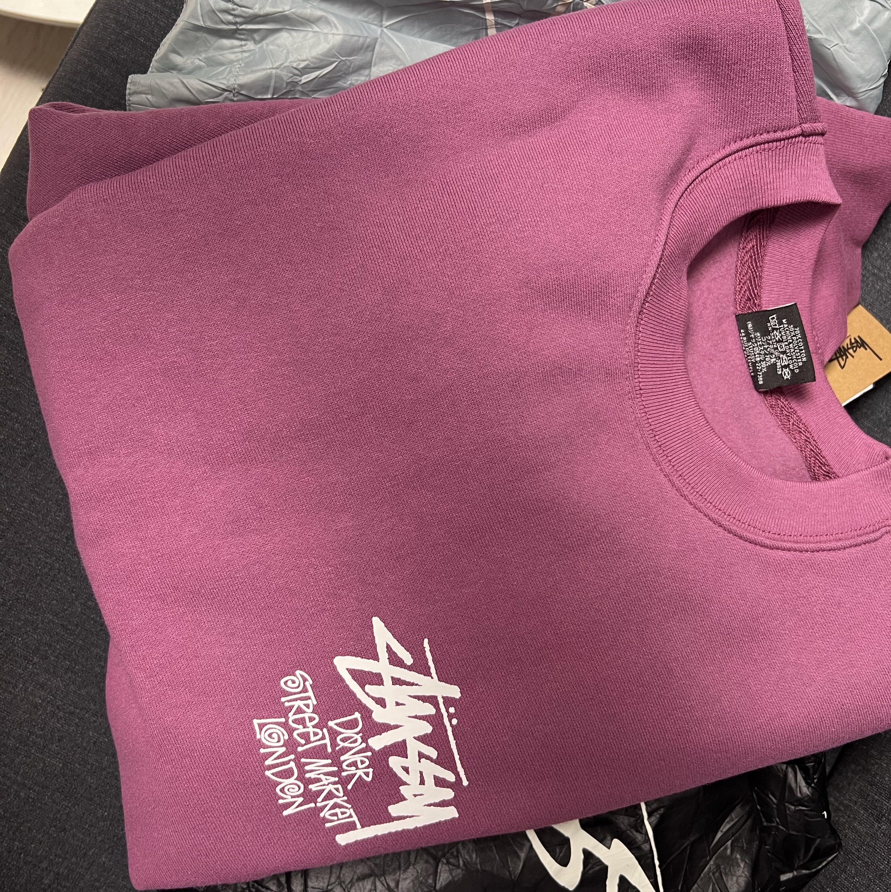 Stussy Stock DSM London Crew Berry 2024 착용 스타일
