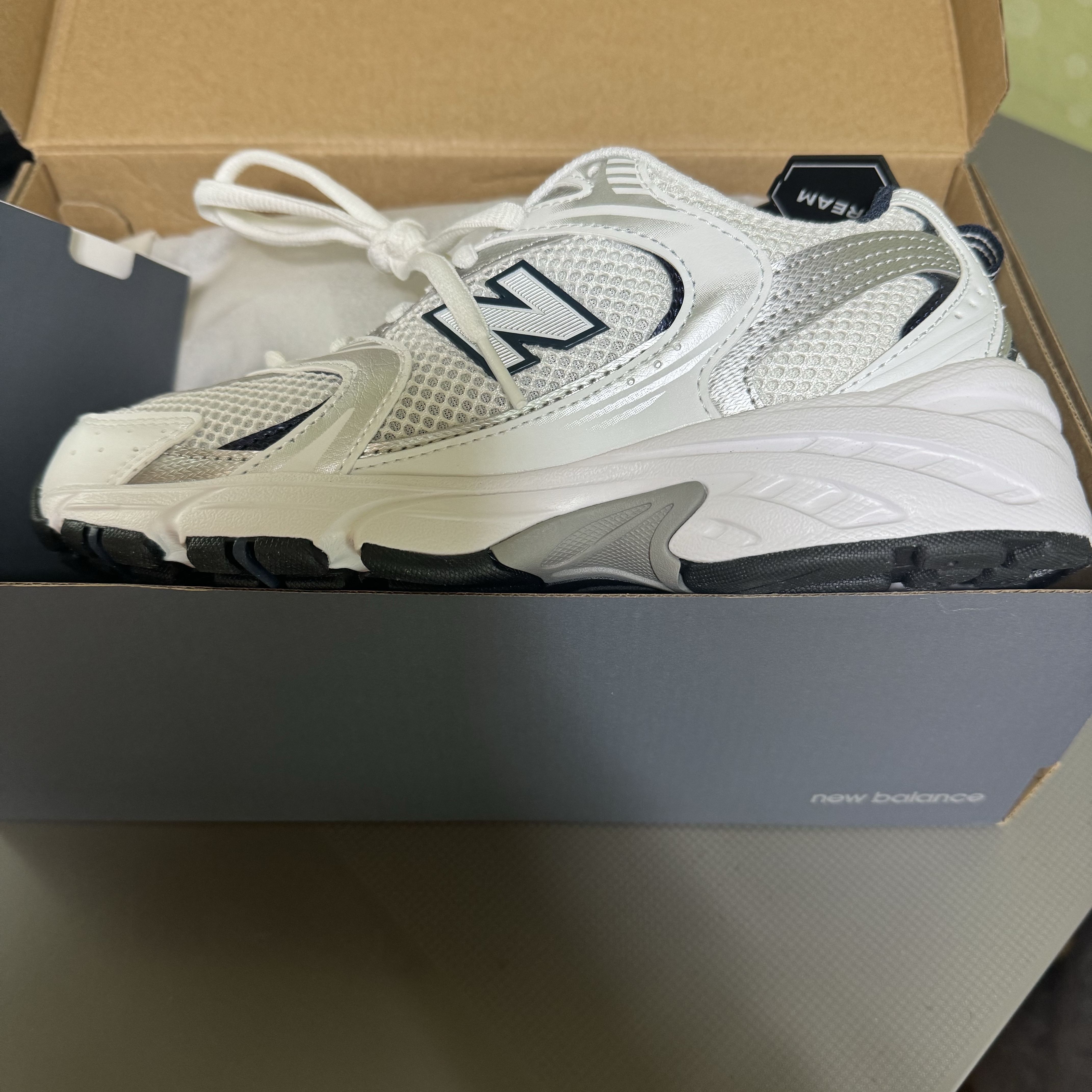 New Balance 530 White 착용 스타일