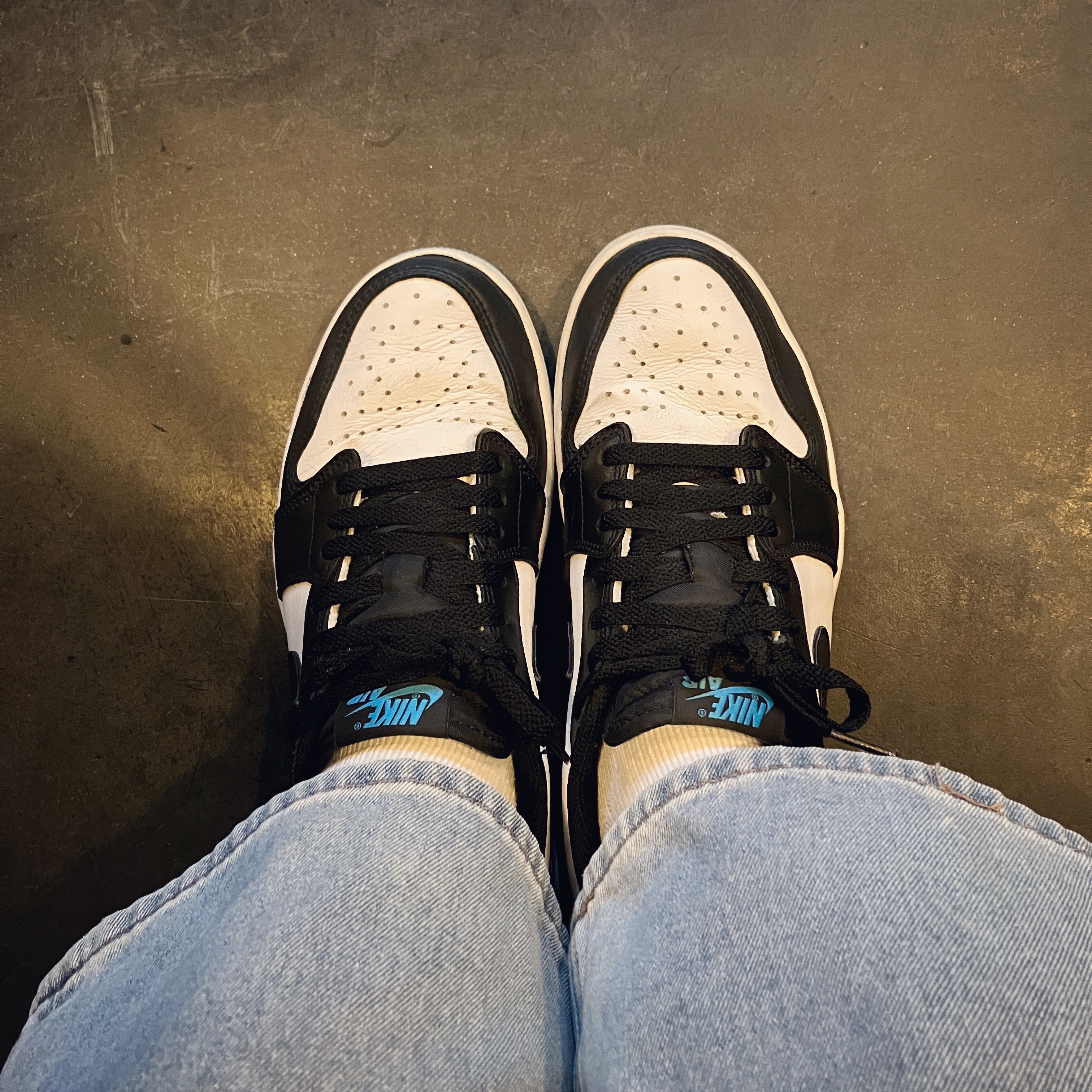 Jordan 1 Retro Low OG Black and Dark Powder Blue 착용 스타일