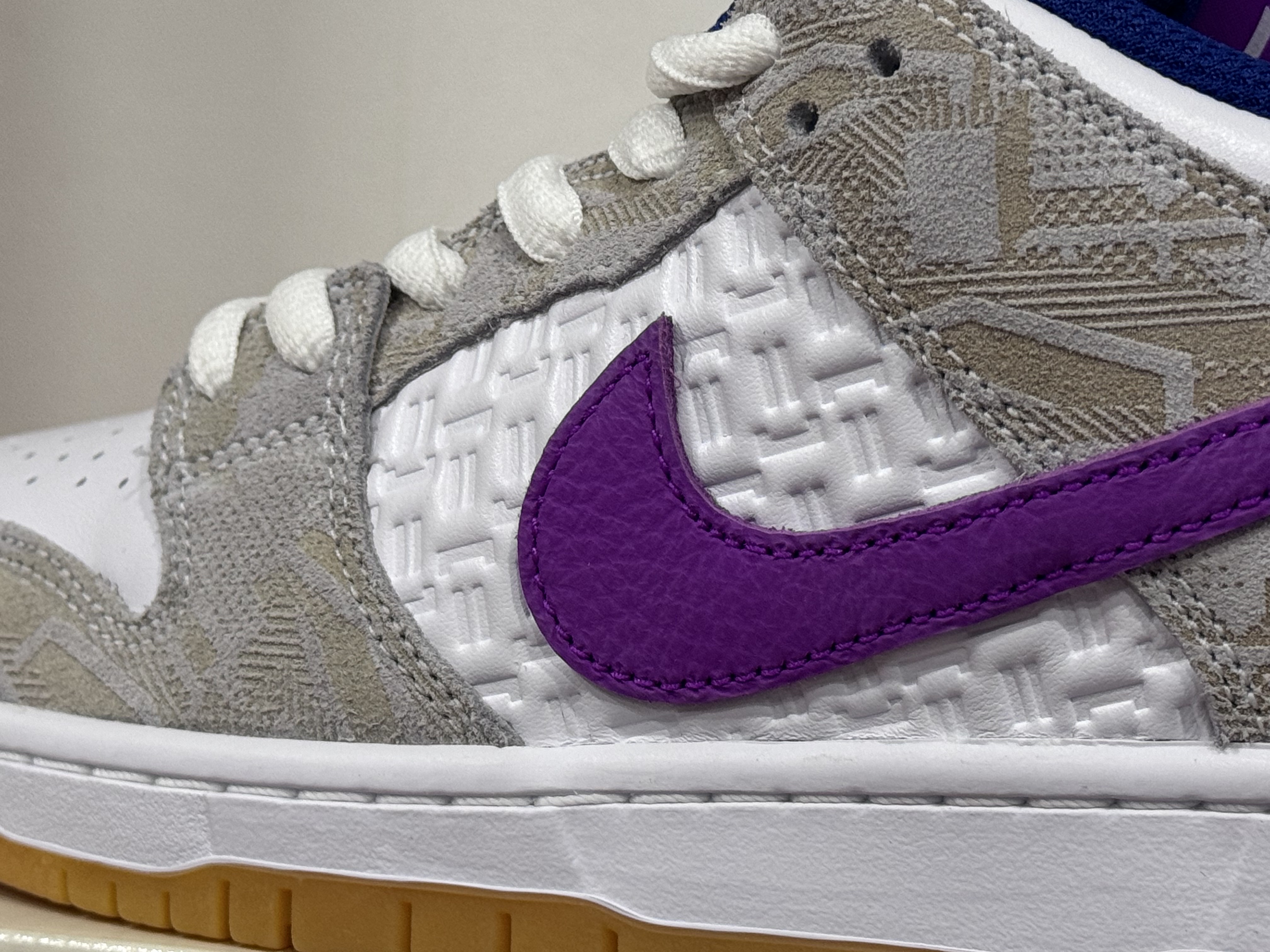 Nike x Rayssa Leal SB Dunk Low PRM Pure Platinum Vivid Purple 착용 스타일 - 3