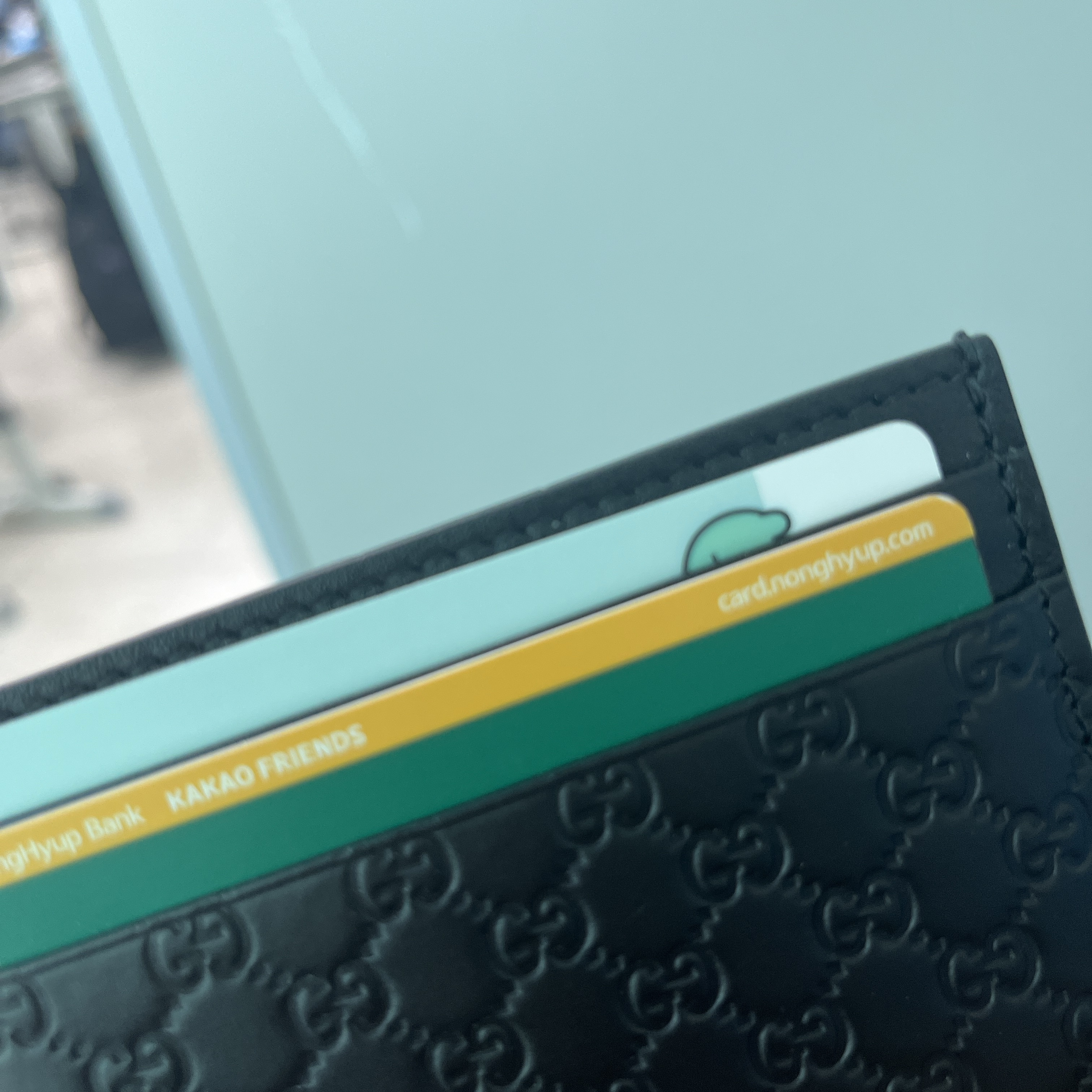 Gucci Micro GG Ssima Card Case Black 착용 스타일 - 1