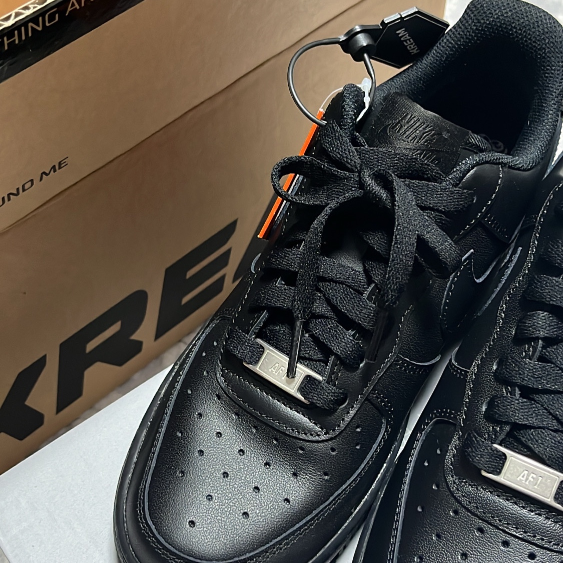 (W) Nike Air Force 1 '07 Low Triple Black 착용 스타일