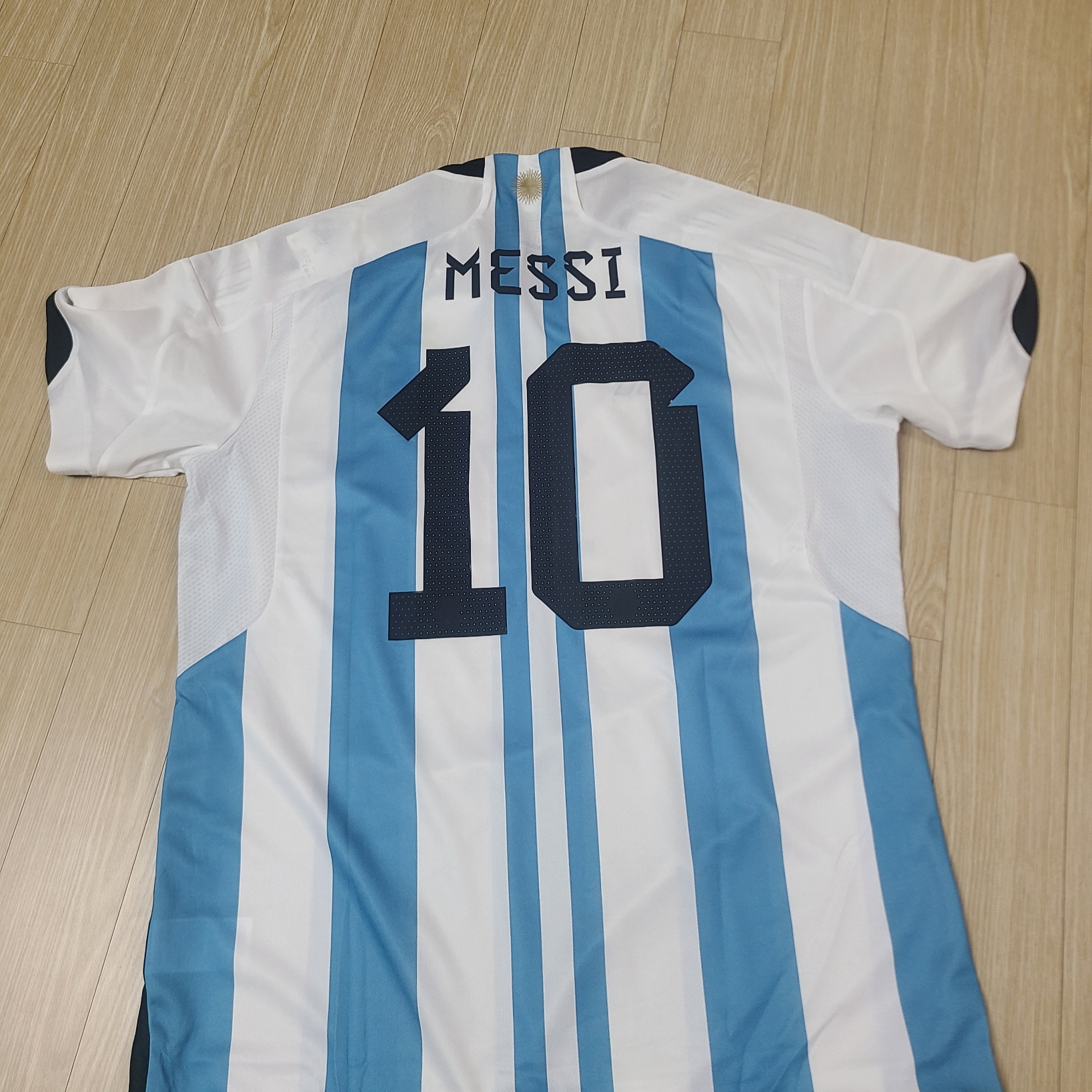 Adidas Argentina Home Jersey 2022 Winners 3-Star White Light Blue - US Sizing (Non Marking Ver.) 착용 스타일 - 2