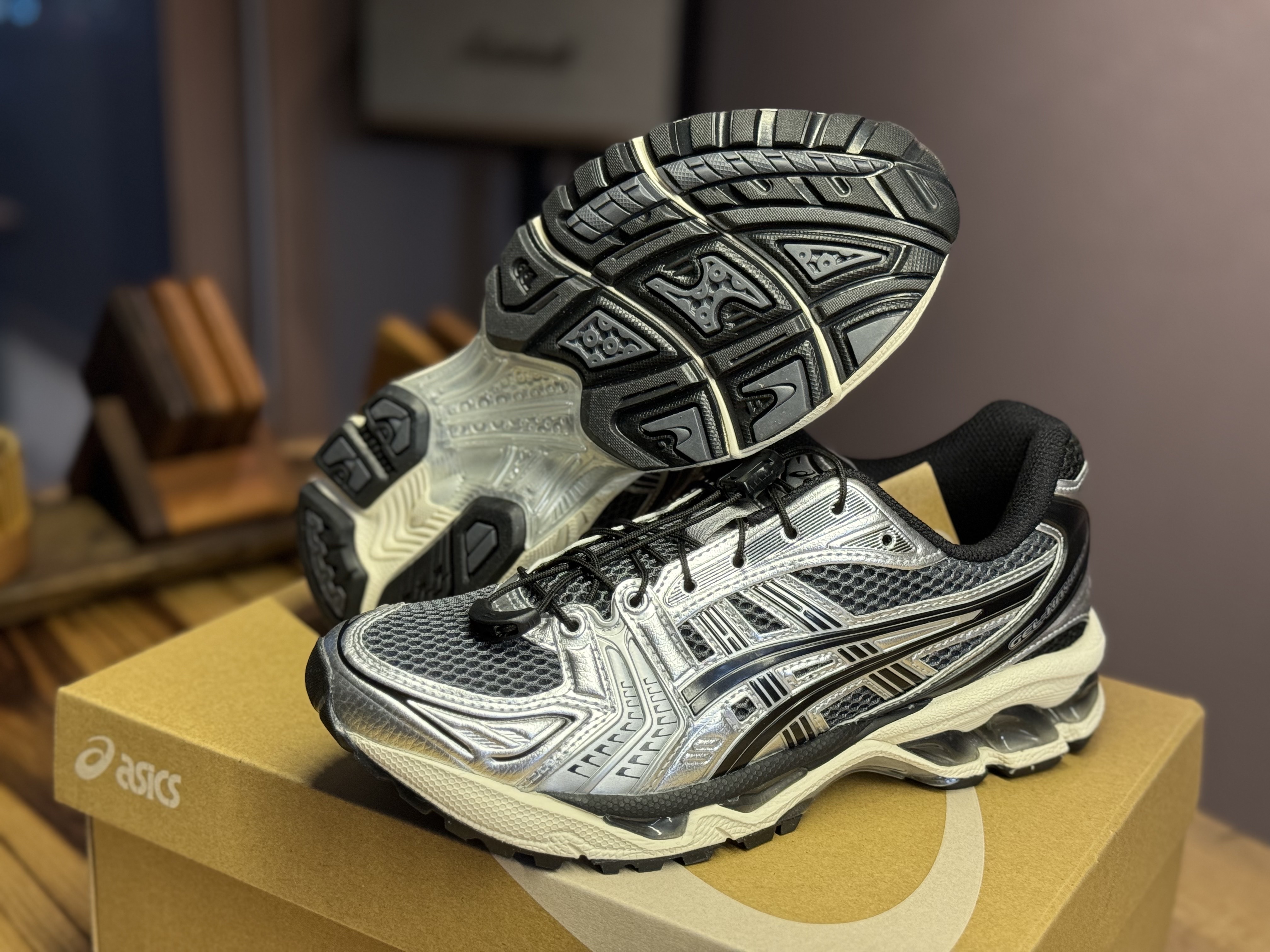Asics Unlimited Gel-Kayano 14 Carrier Grey Black 착용 스타일 - 3