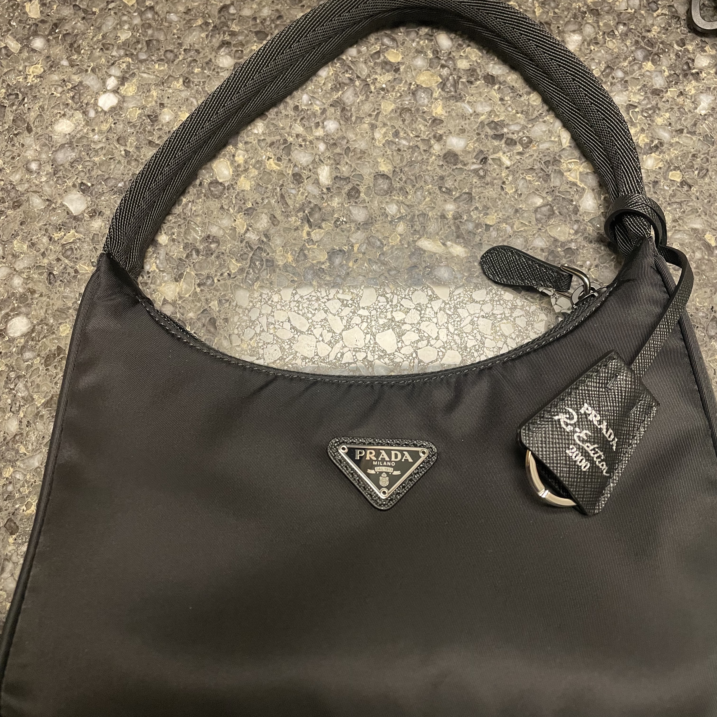 Prada Re-Edition 2000 Re-Nylon Mini Shoulder Bag Black 착용 스타일