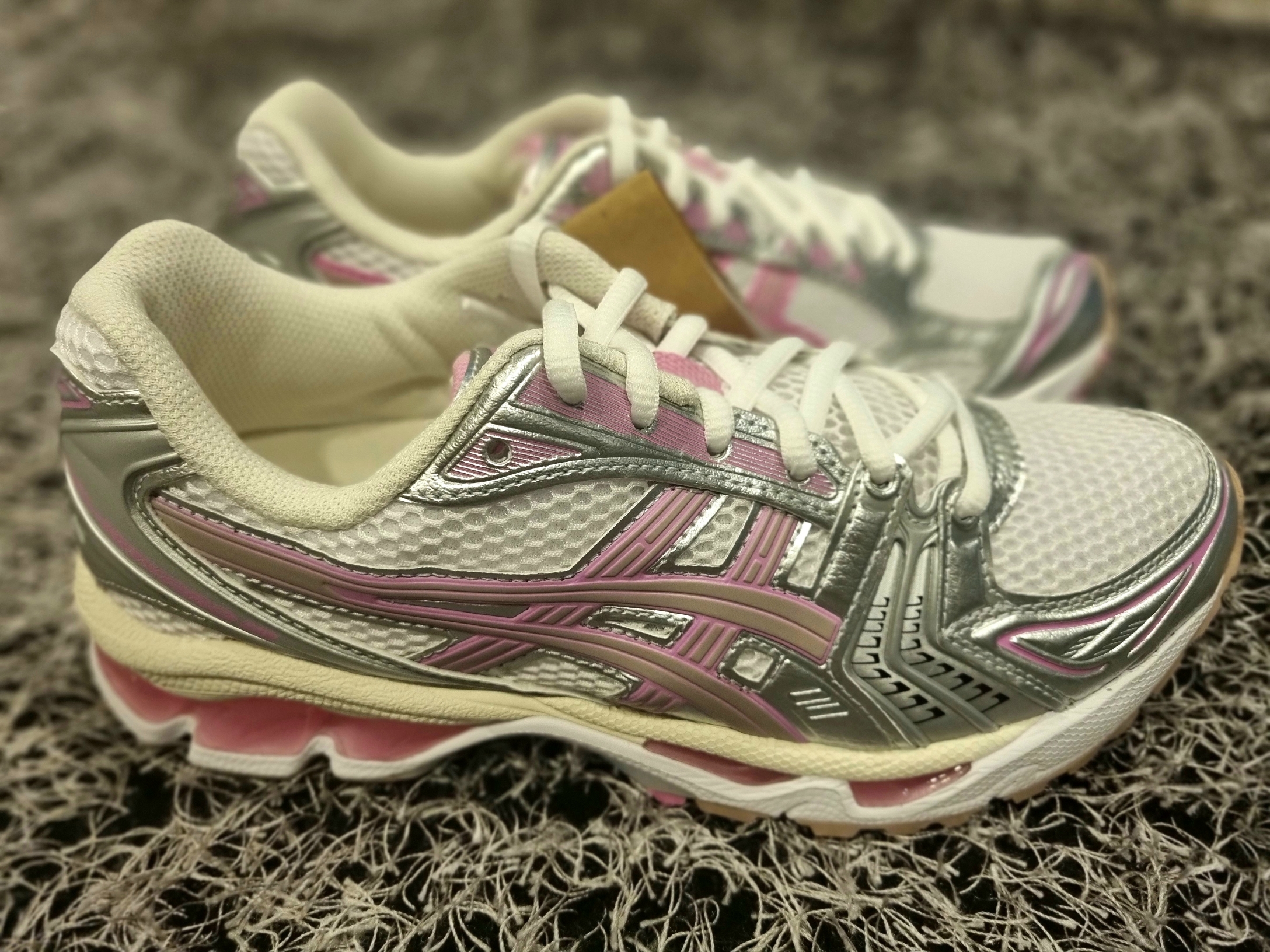 Asics Unlimited Gel-Kayano 14 White Fawn 착용 스타일 - 6