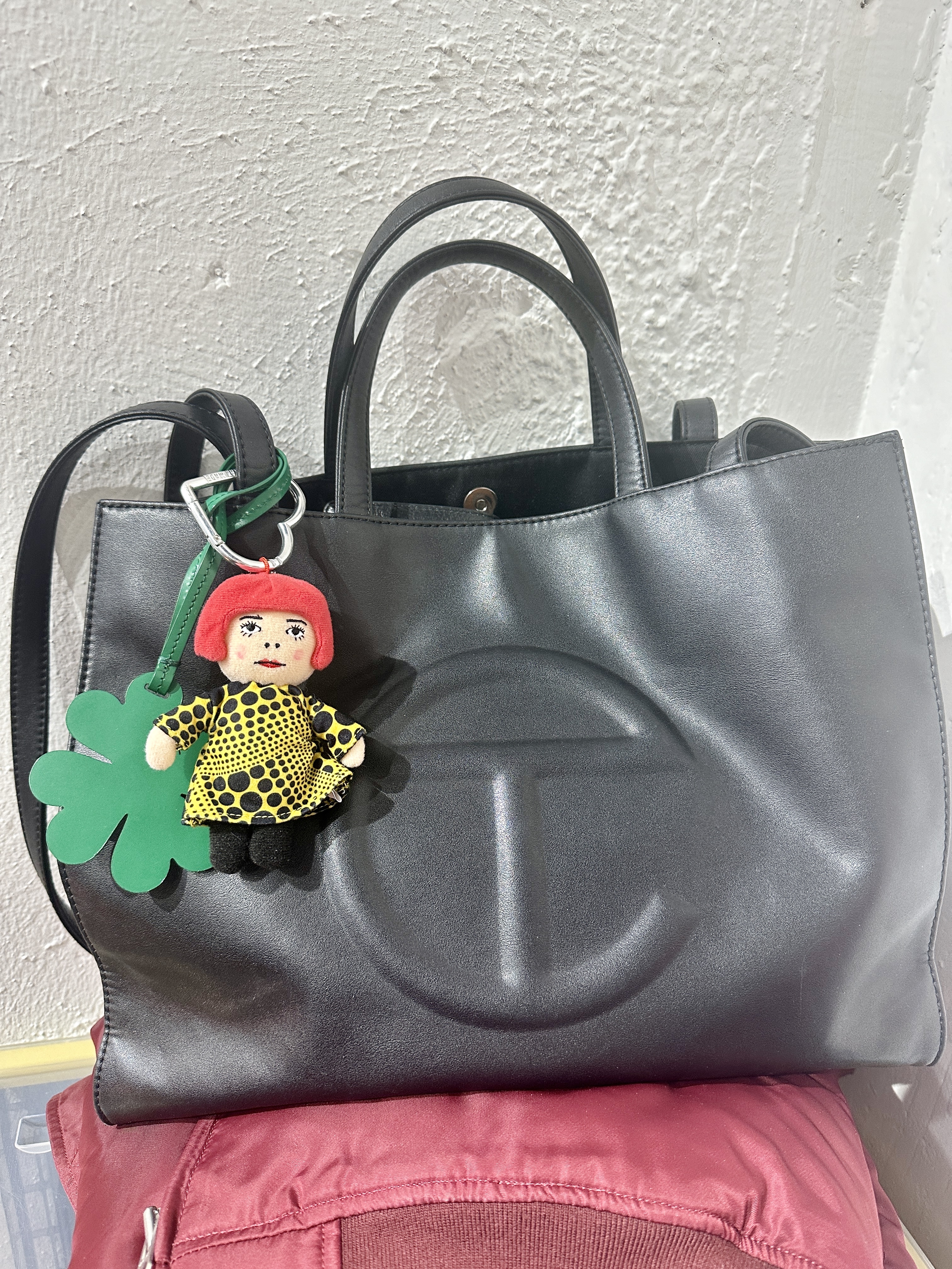 Yayoi Kusama Mascot Plush Keyring 착용 스타일