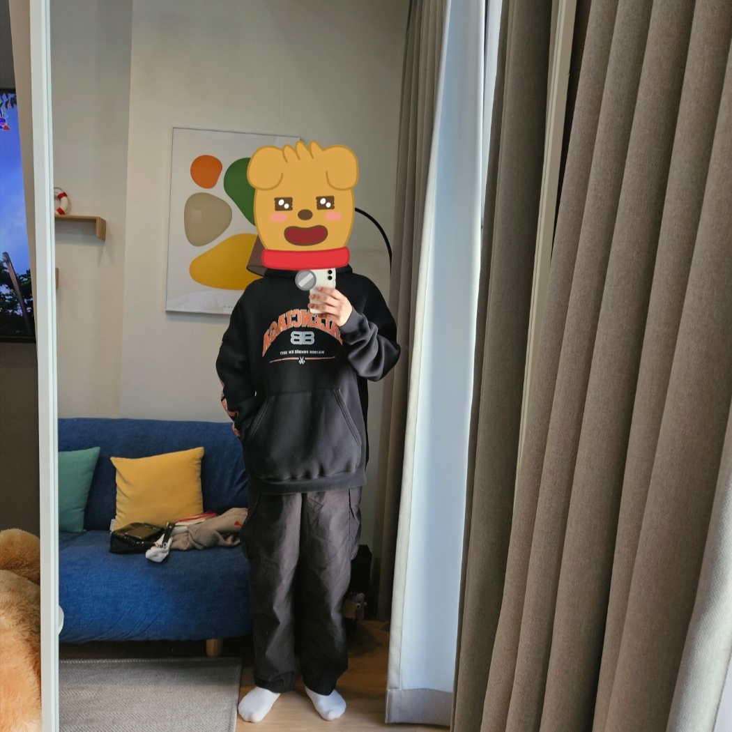 Balenciaga Maison Wide Fit Hoodie Black 착용 스타일