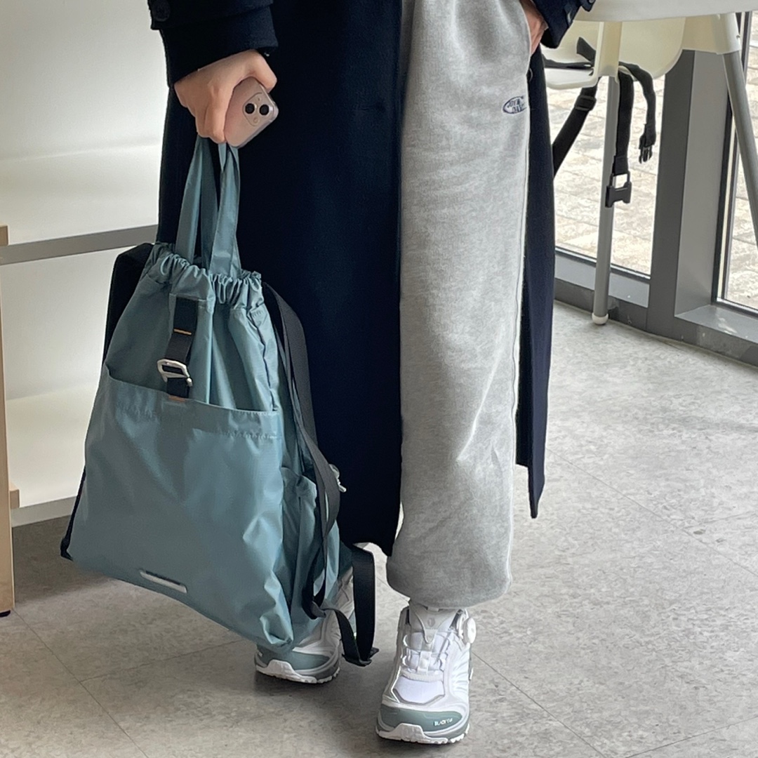 RAWROW Travel String Backpack Mini 720 Sage Blue 착용 스타일 - 2