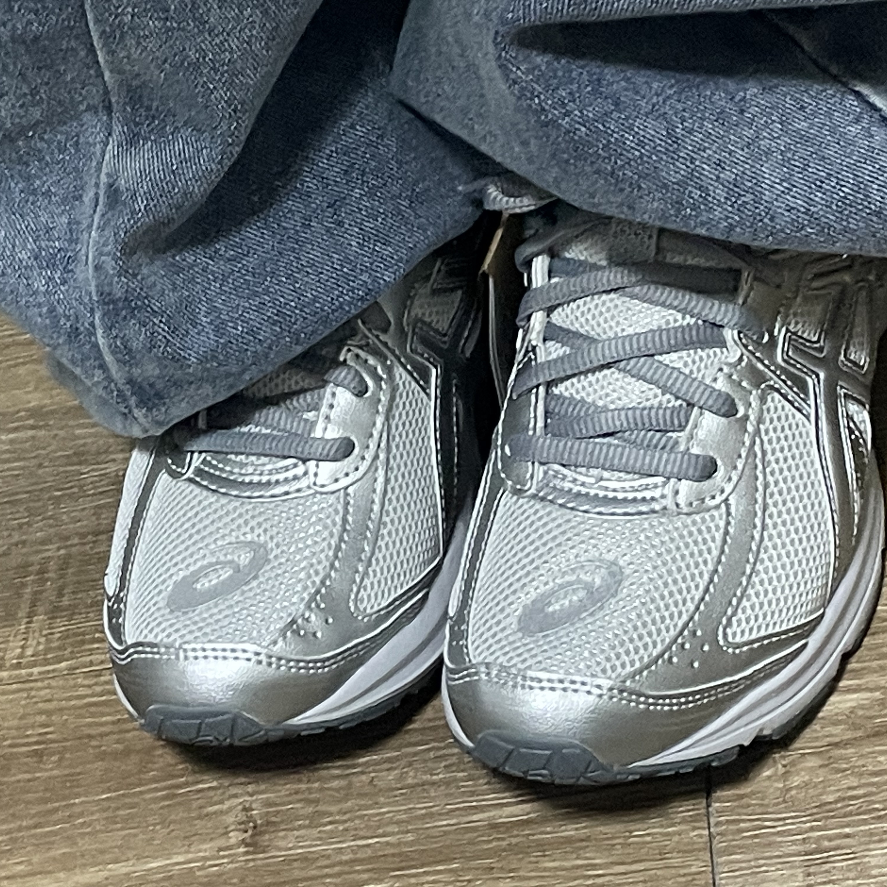 Asics Jog 100 S SMU Glacier Grey Pure Silver - 2E Wide 착용 스타일 - 2