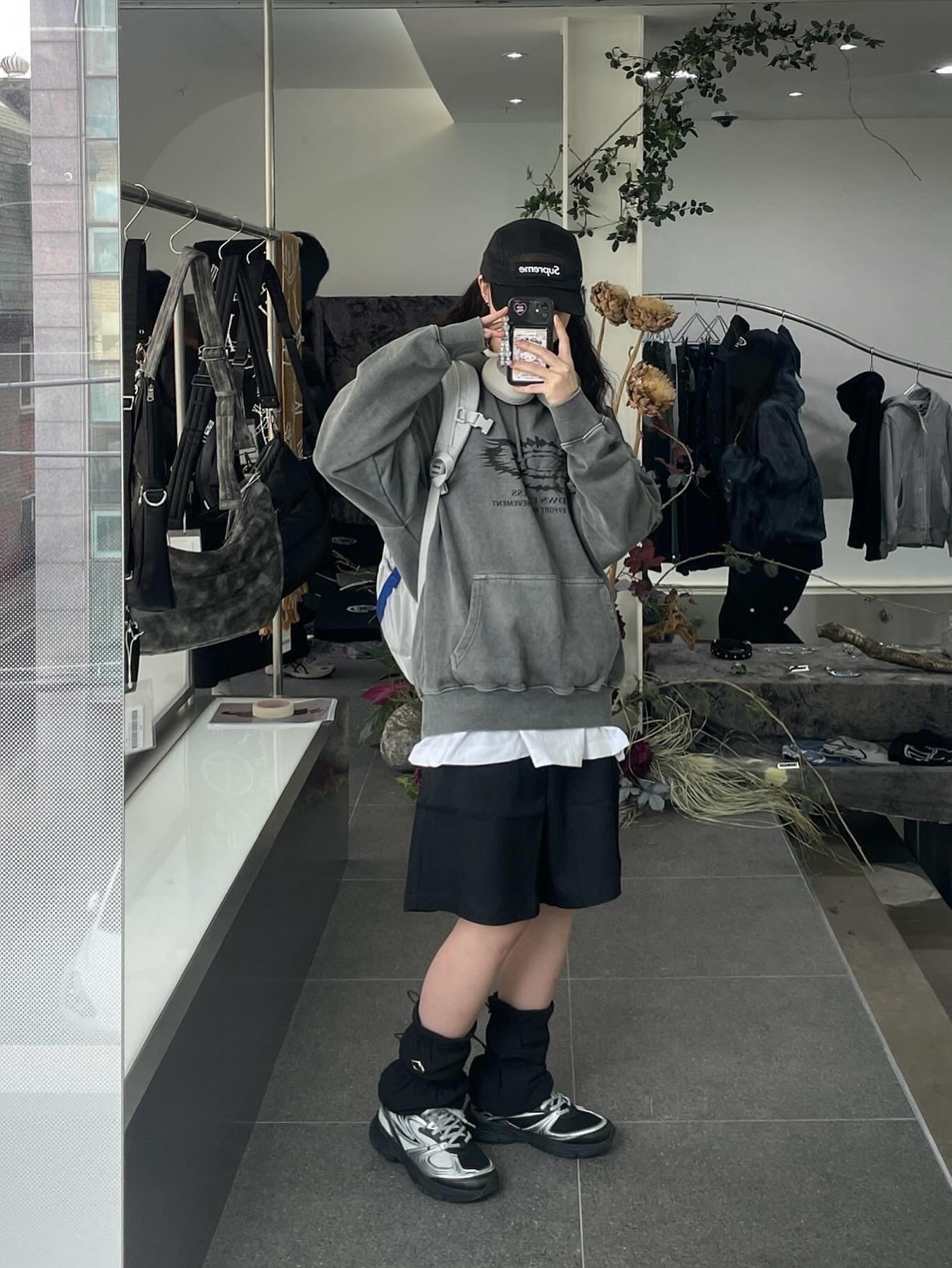 Supreme Backpack Silver - 22SS, Supreme Mesh Cordura Camp Cap Black - 23SS 착용 스타일 - 1