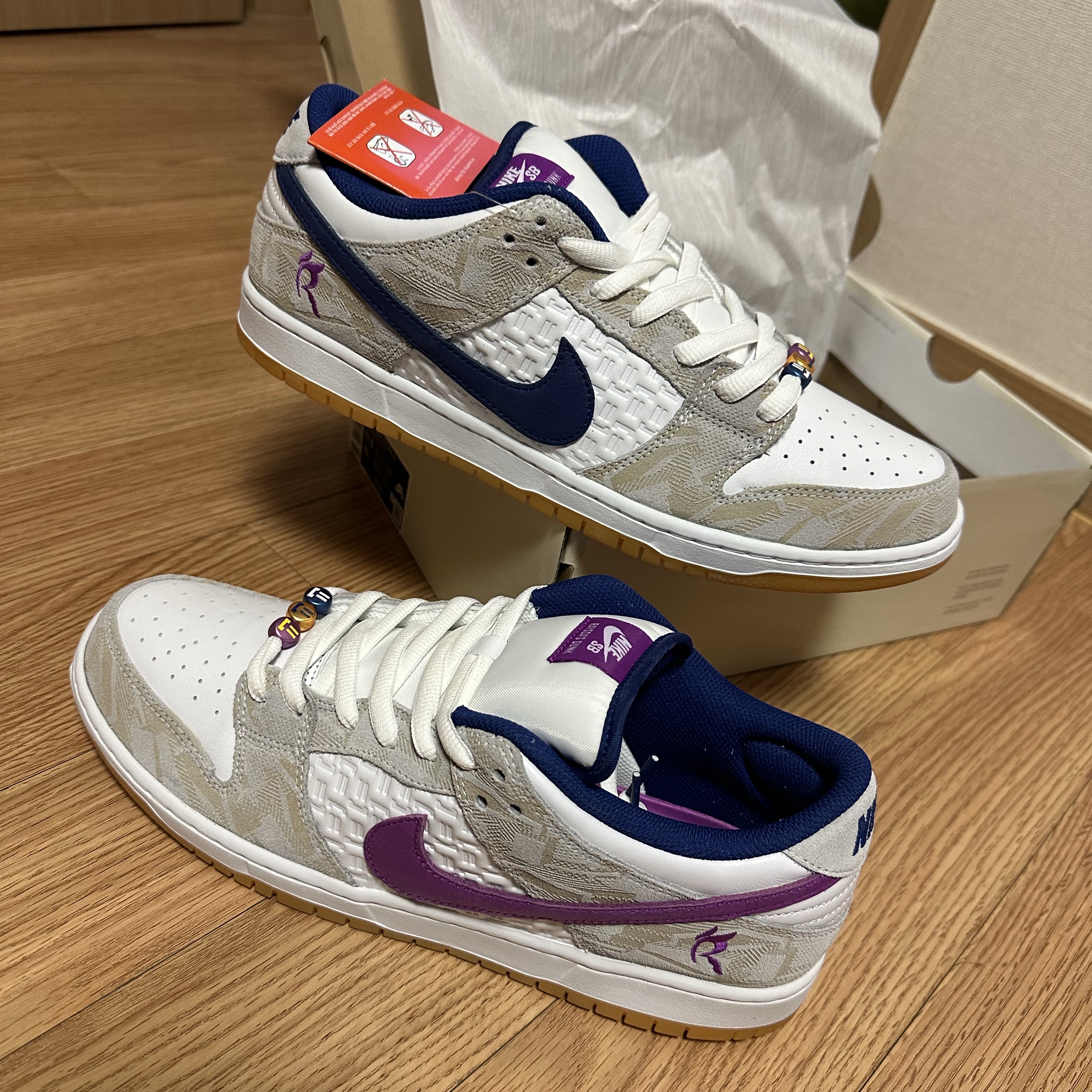 Nike x Rayssa Leal SB Dunk Low PRM Pure Platinum Vivid Purple 착용 스타일 - 2