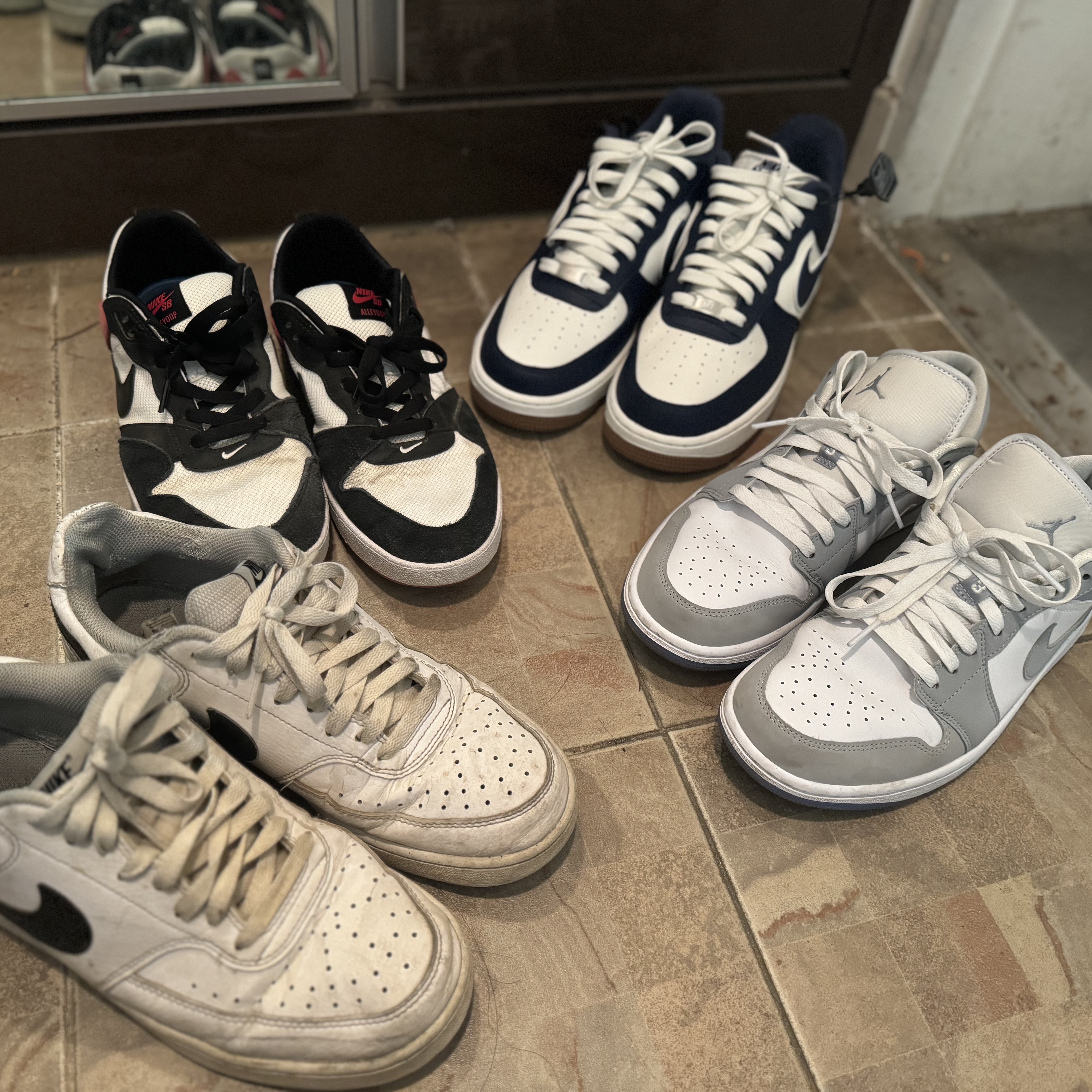 Nike Air Force 1 '07 LV8 Midnight Navy, Nike Court Vision Low Next Nature White Black 착용 스타일