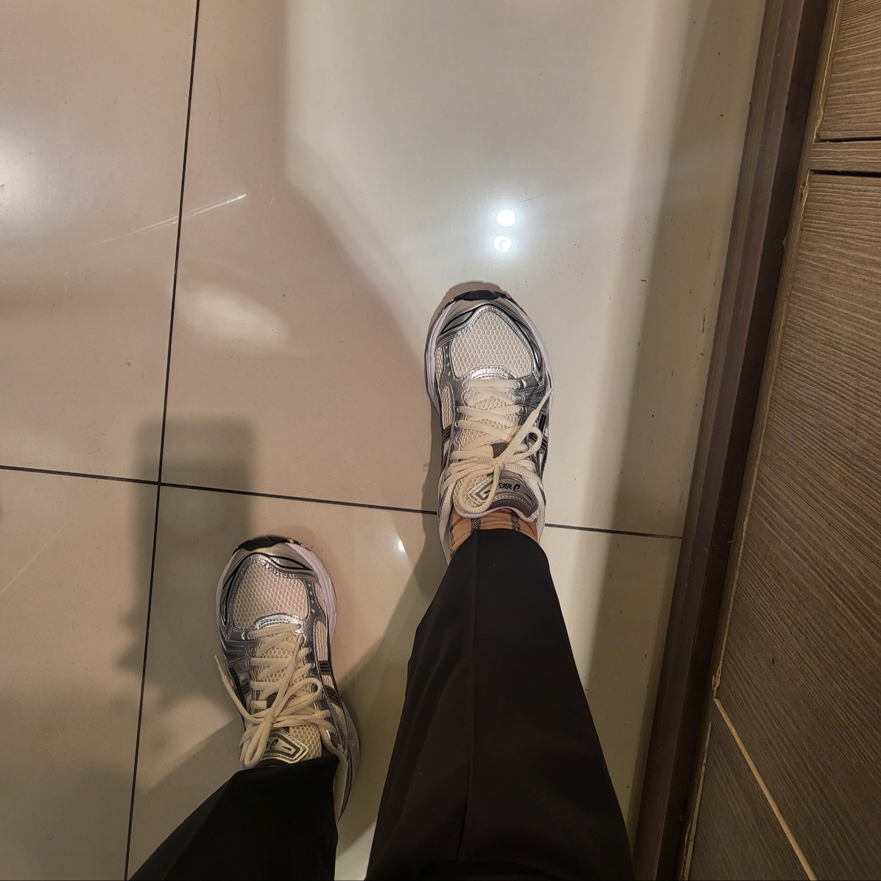 Asics Gel-Kayano 14 Cream Black 착용 스타일 - 2