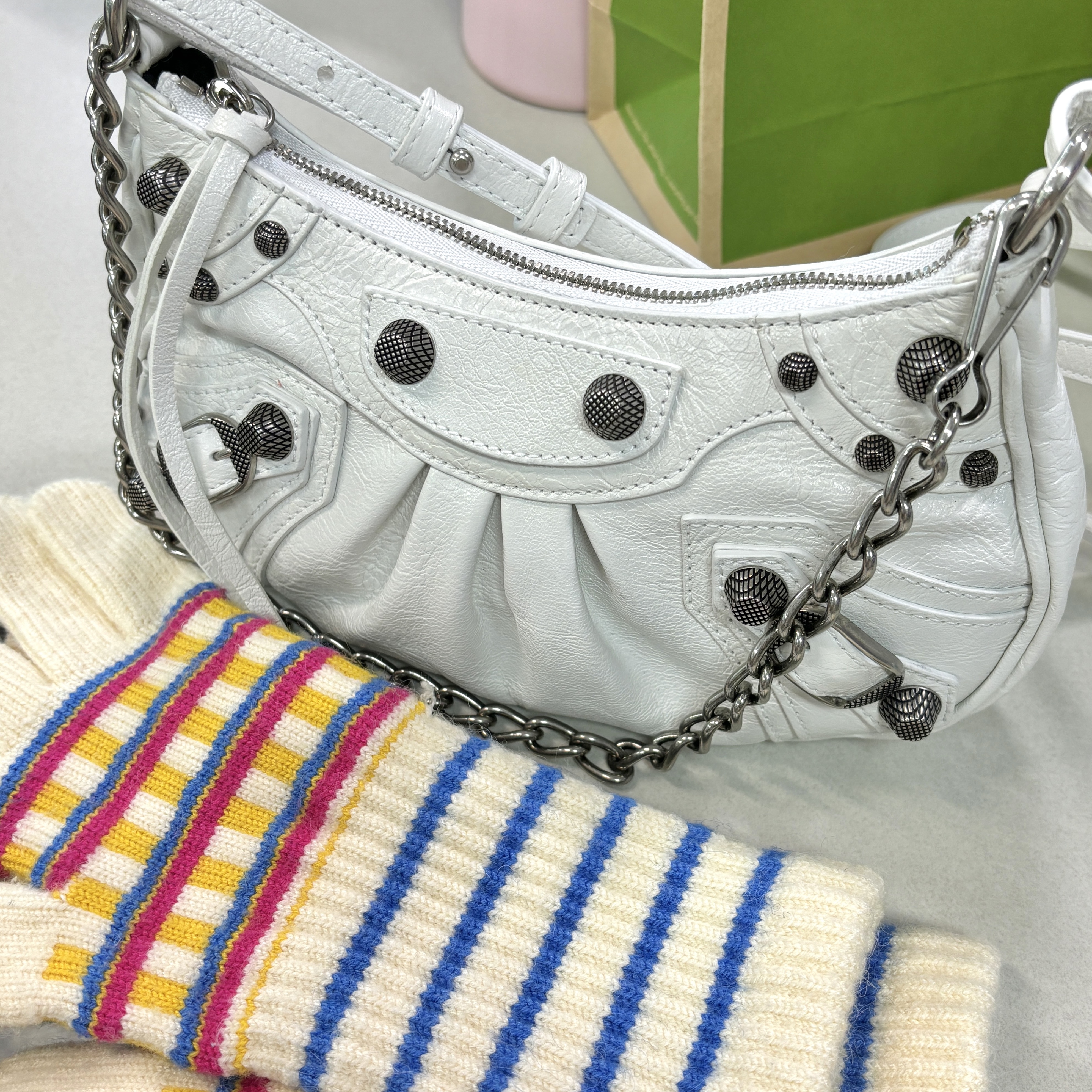 Balenciaga Le Cagole Mini Bag with Chain Off White 착용 스타일 - 2
