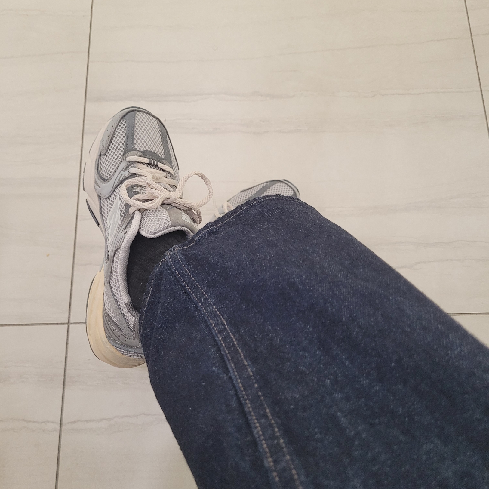 New Balance 530 Premium Vintage Grey Matter 착용 스타일 - 1