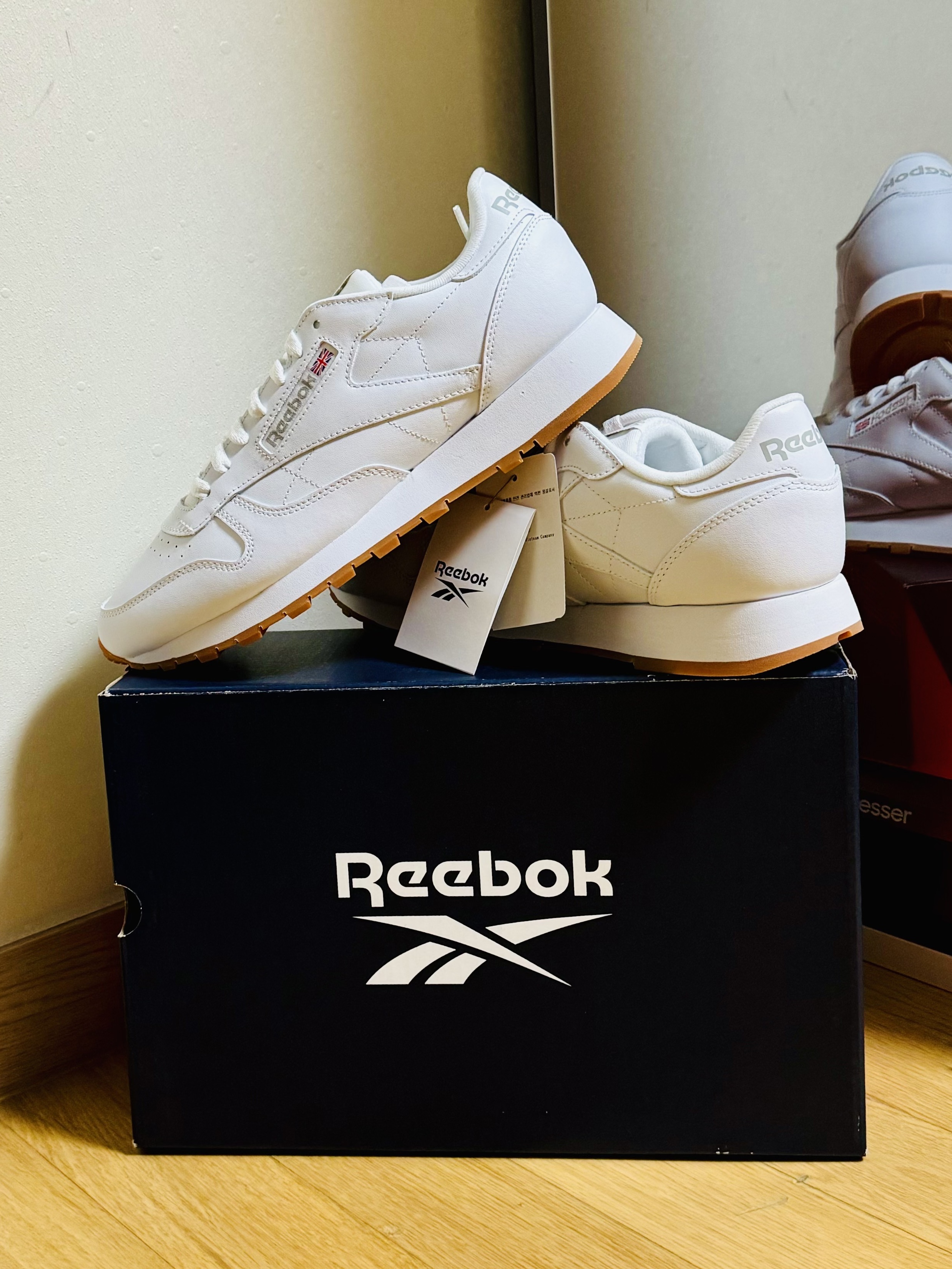 Reebok Classic Leather Intense White Gum 착용 스타일