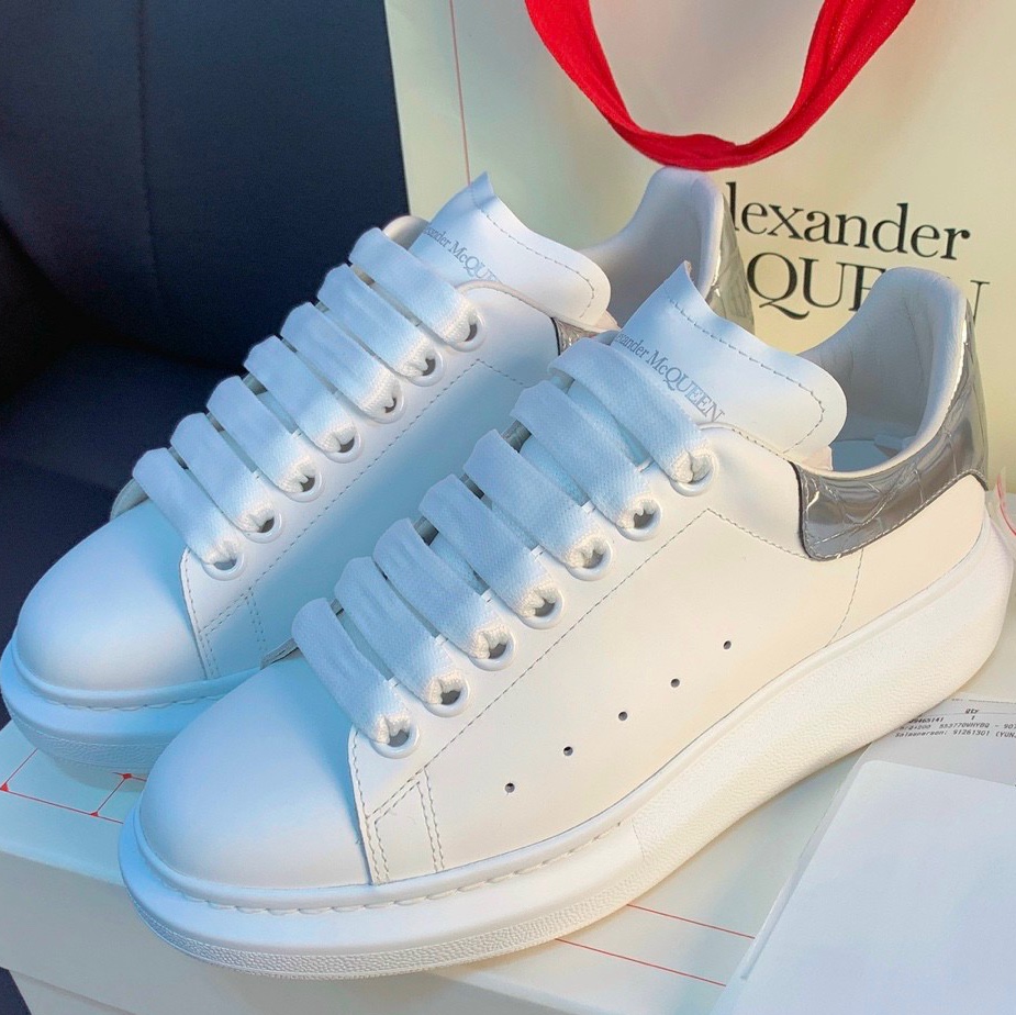 (W) Alexander McQueen Oversized Sneakers White Silver 착용 스타일