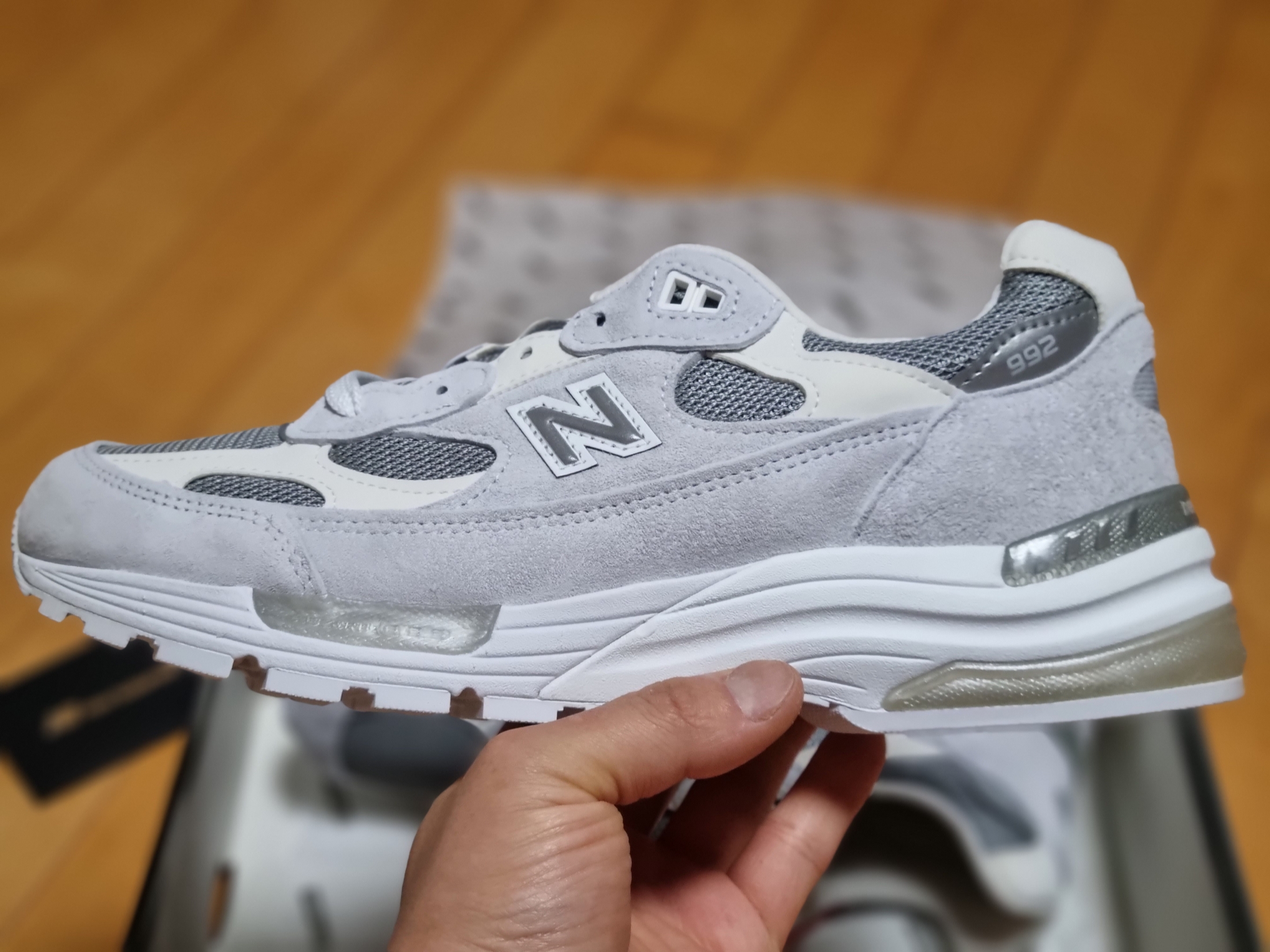 New Balance 992 Made in USA White Silver 착용 스타일 - 1