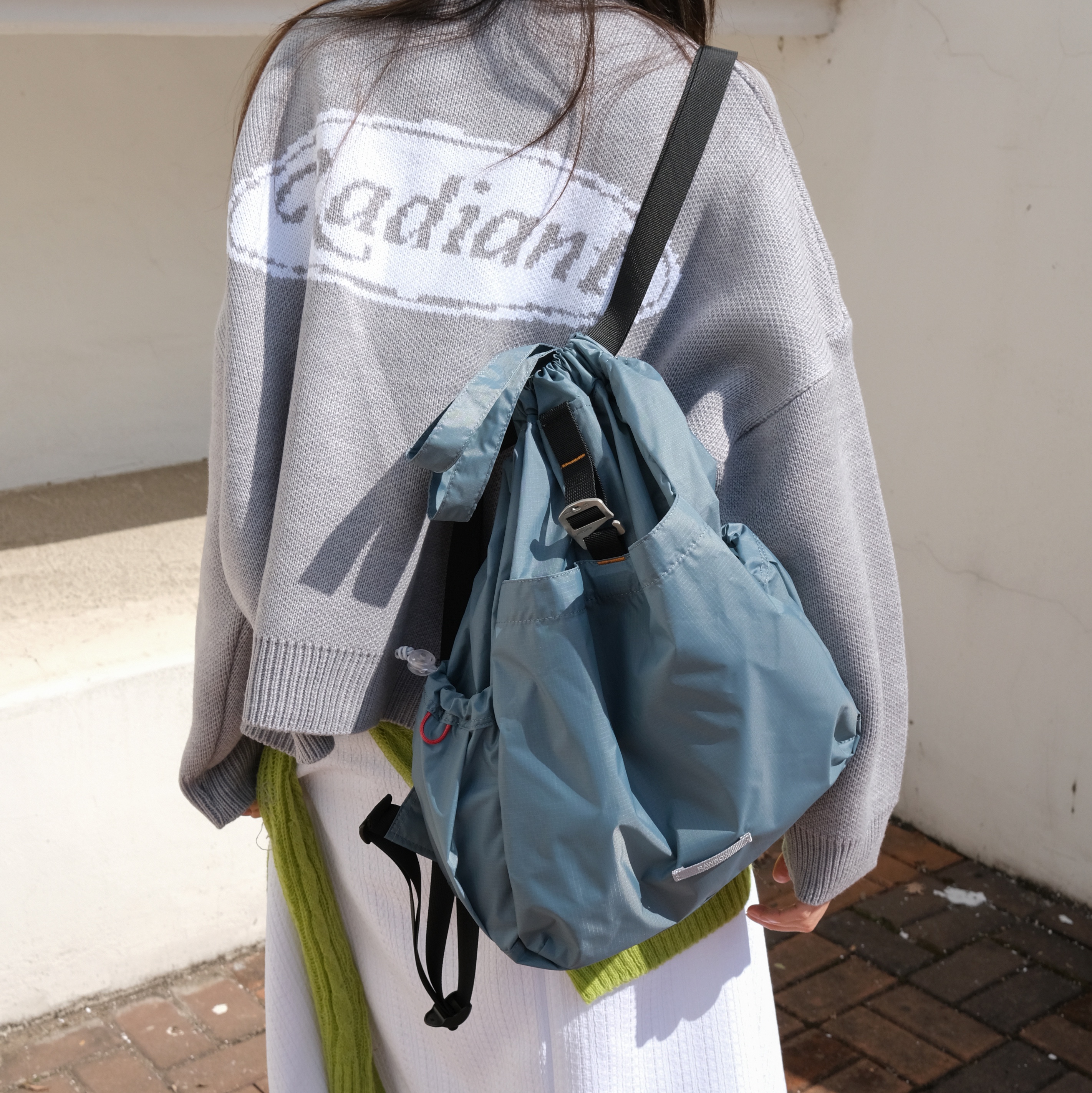 RAWROW Travel String Backpack Mini 720 Sage Blue 착용 스타일 - 5